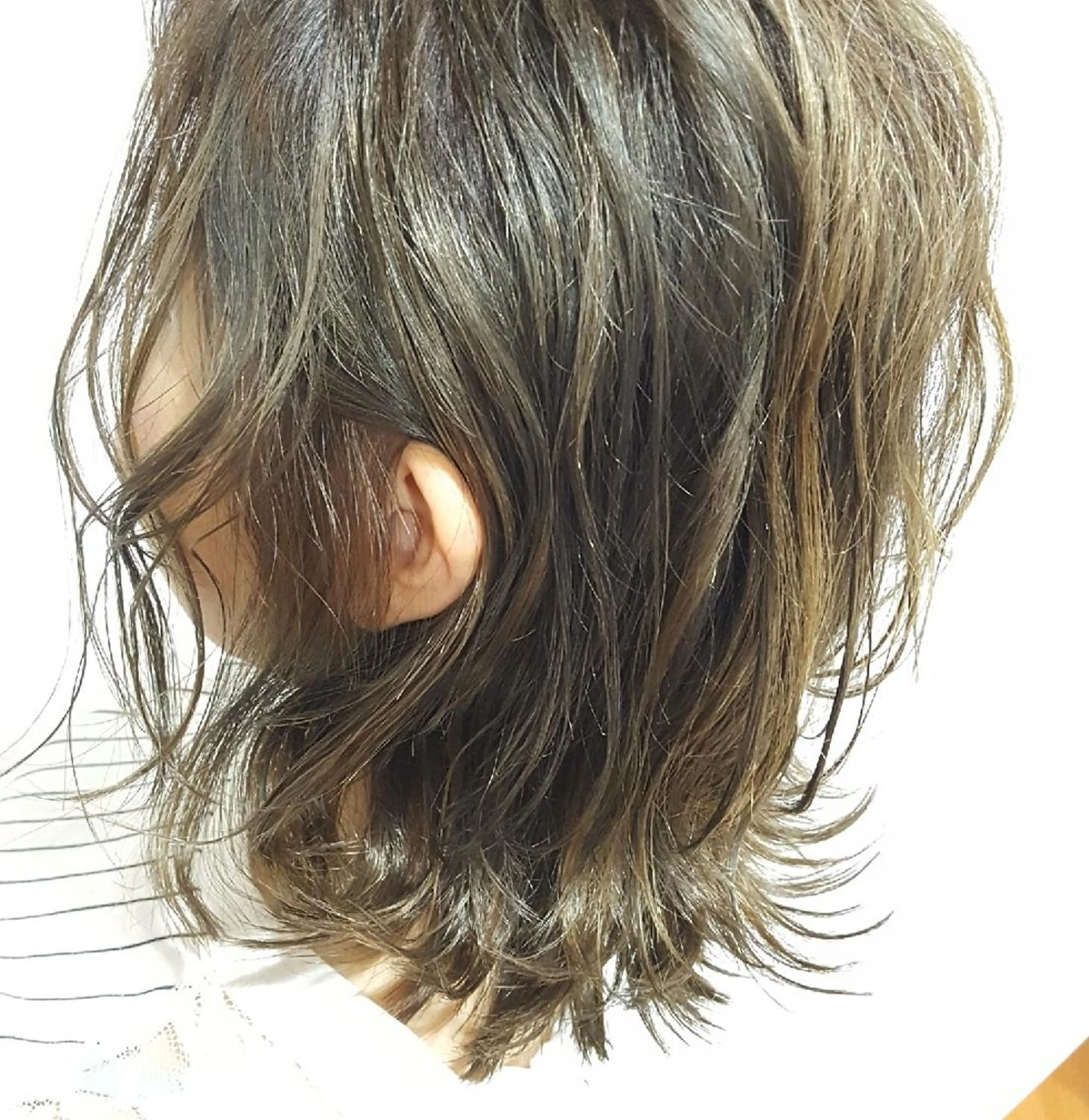 ミディアム ハイライト 若泉 真梨のヘアスタイル