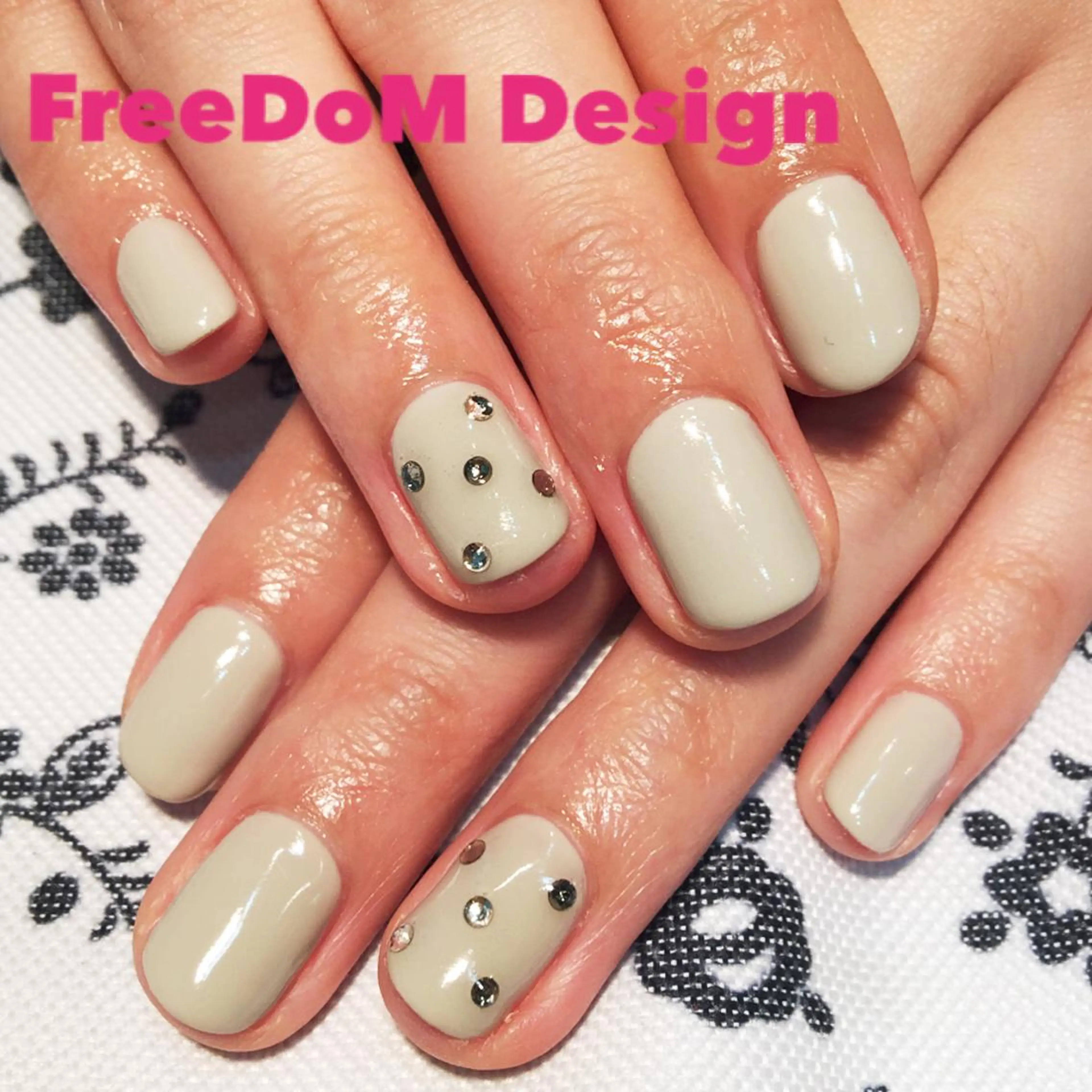 ネイル ワンカラーネイル シンプルネイル ストーンネイル ＦreeDoＭ   Design所属・W KUMIのネイルデザイン