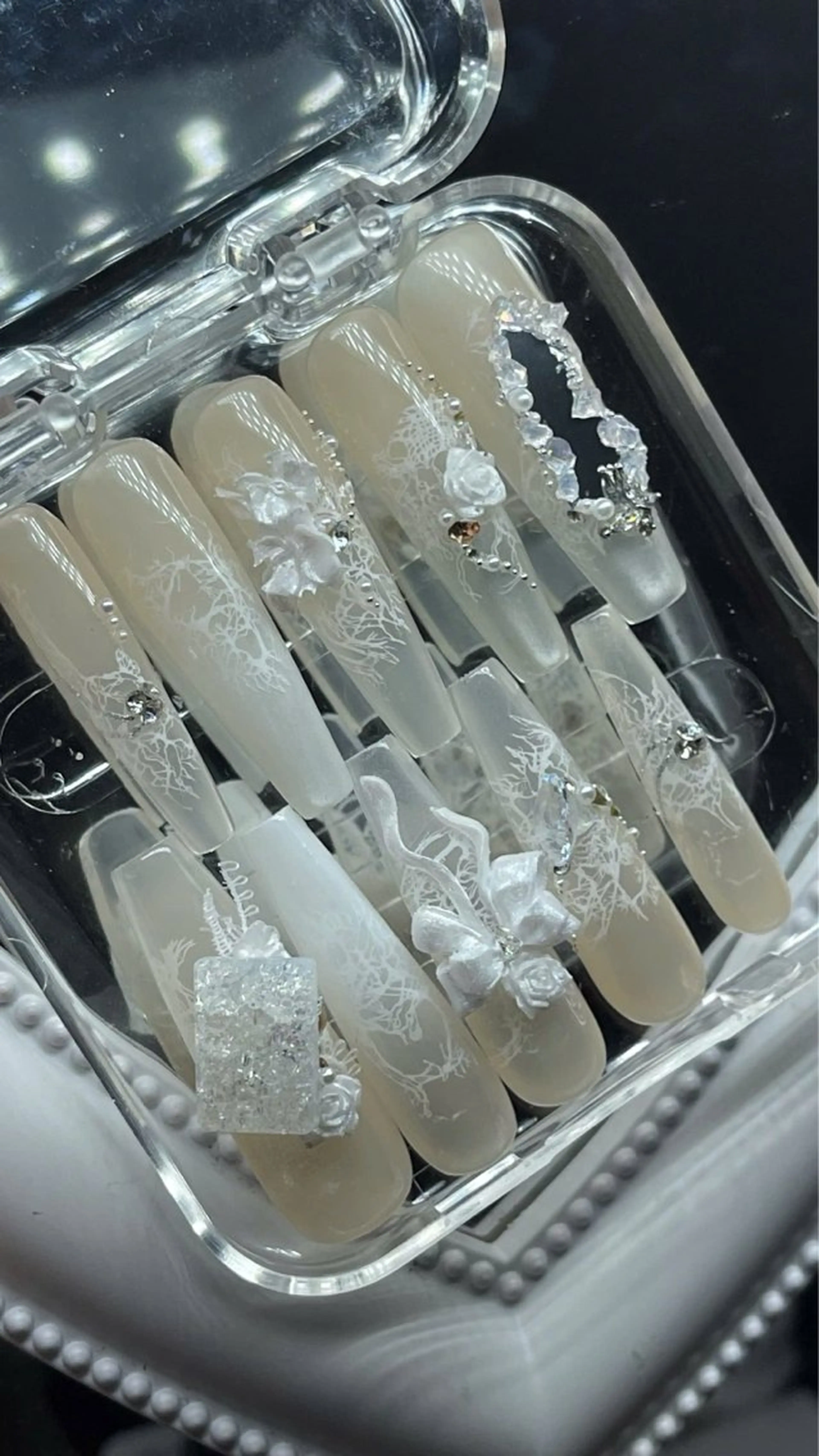 デザイン02：花嫁ネイル(2カラー+オムブレ+フレンチ+チャーム付け足し10本+印+ミラー)の写真