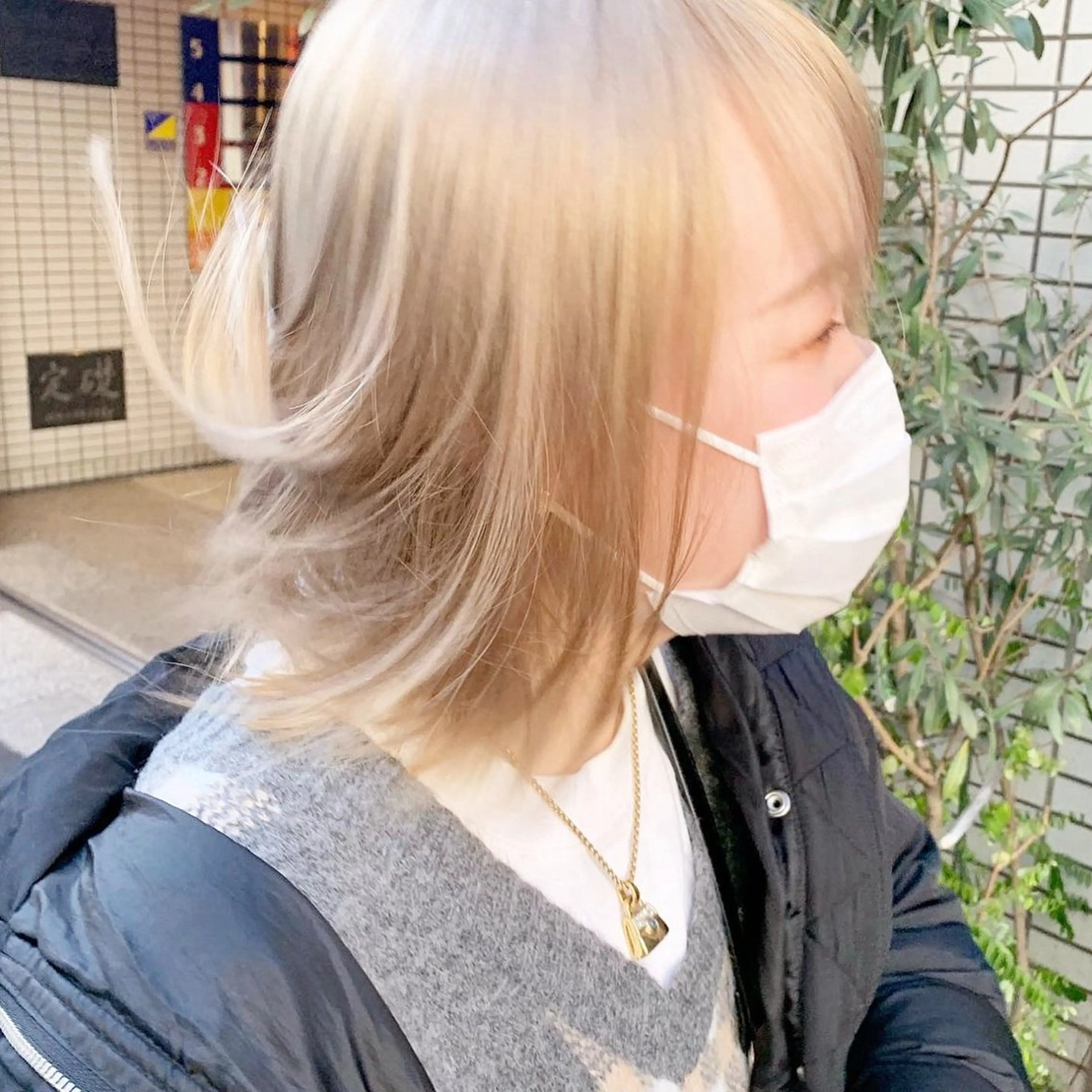 ミディアム カラー ヘアアレンジ ベージュカラー ブリーチ ハイトーンカラー ハイトーンベージュ カット ヘアカラー トリートメント ベージュ/オリーブ ボブ/小笠原汐海のヘアスタイル