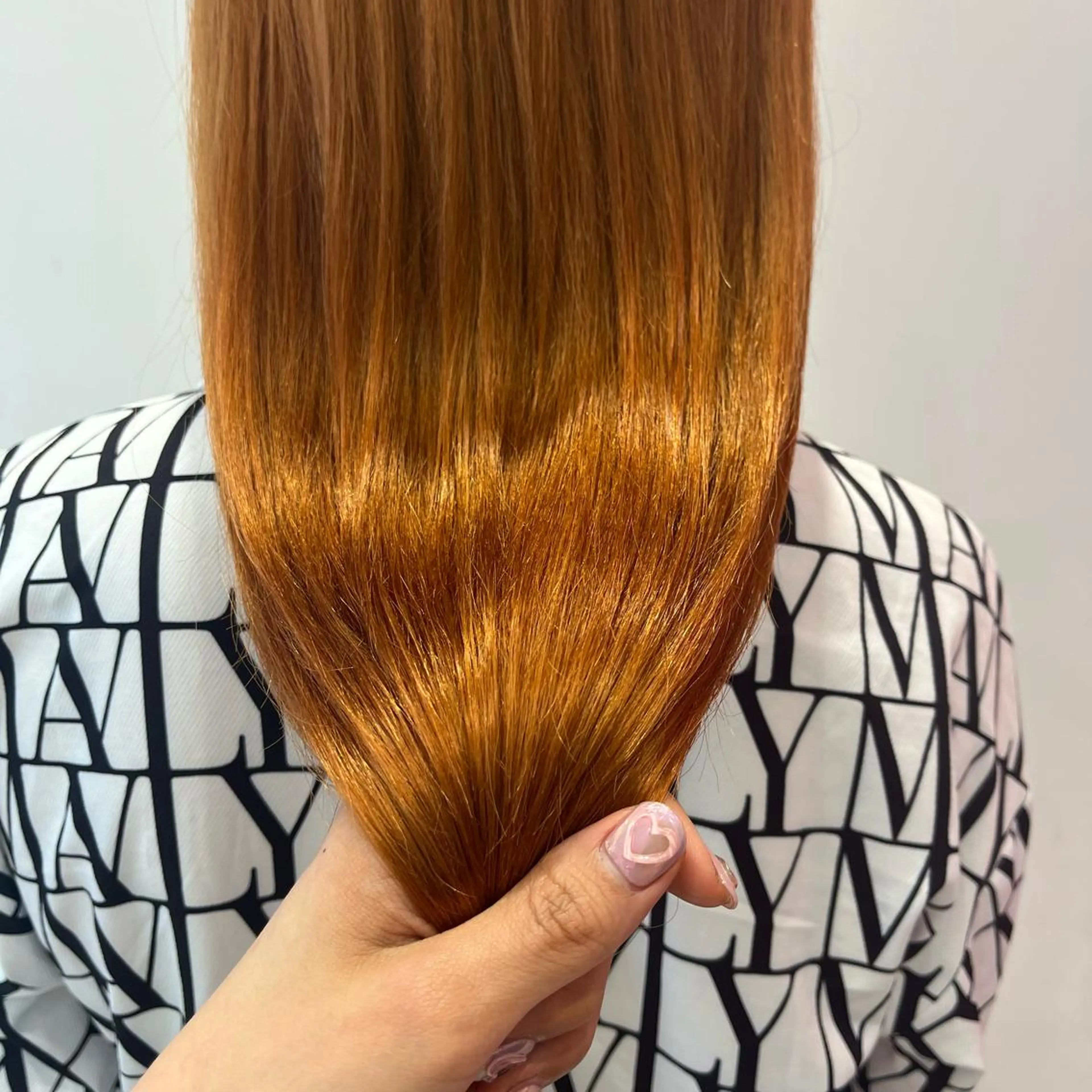 ロング カラー ブリーチ オレンジ クルミ🤍 ミルクティーベージュのヘアスタイル