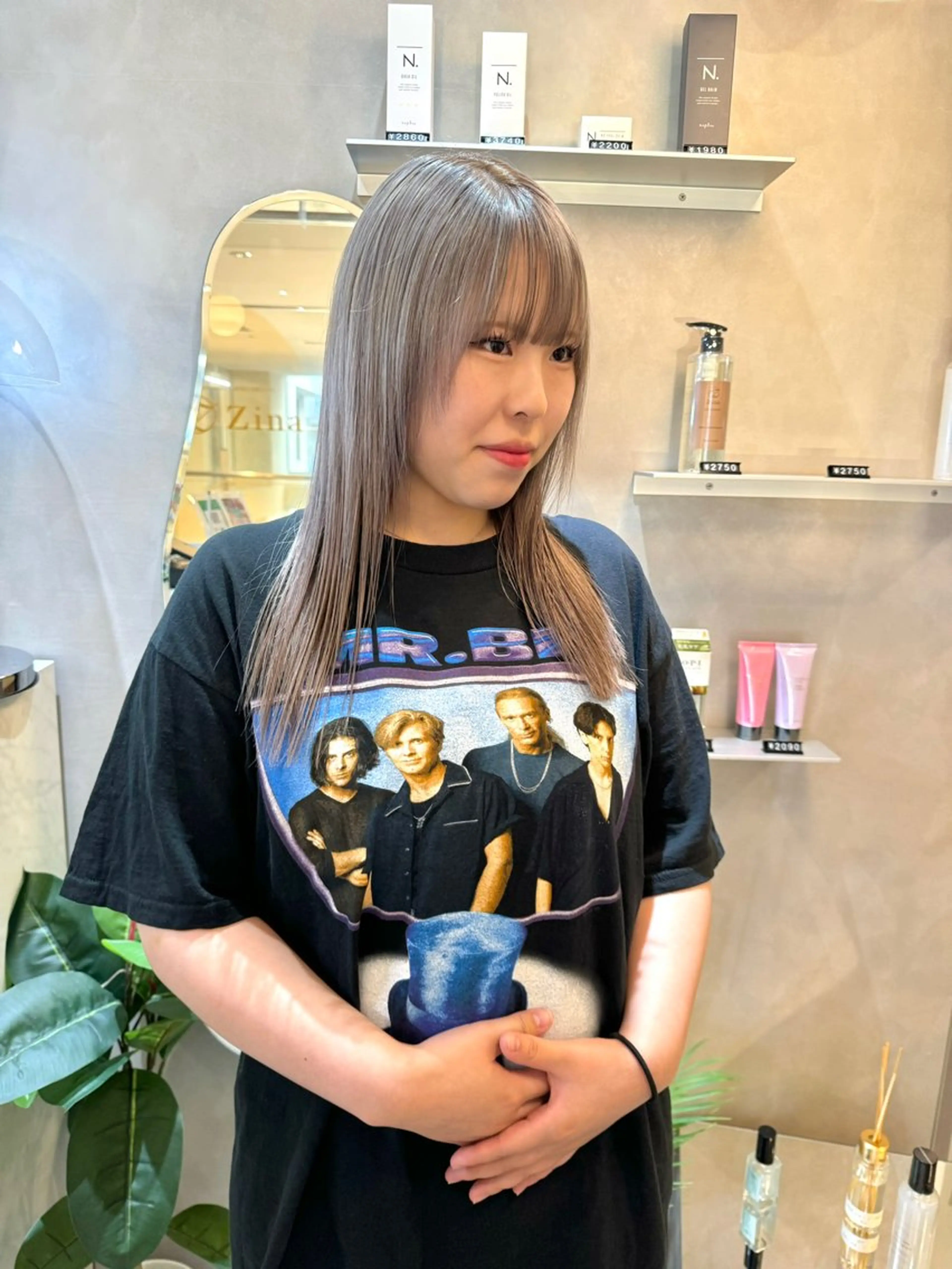 セミロング カラー ブリーチ シルバー 韓国ヘア🇰🇷 松田光里のヘアスタイル