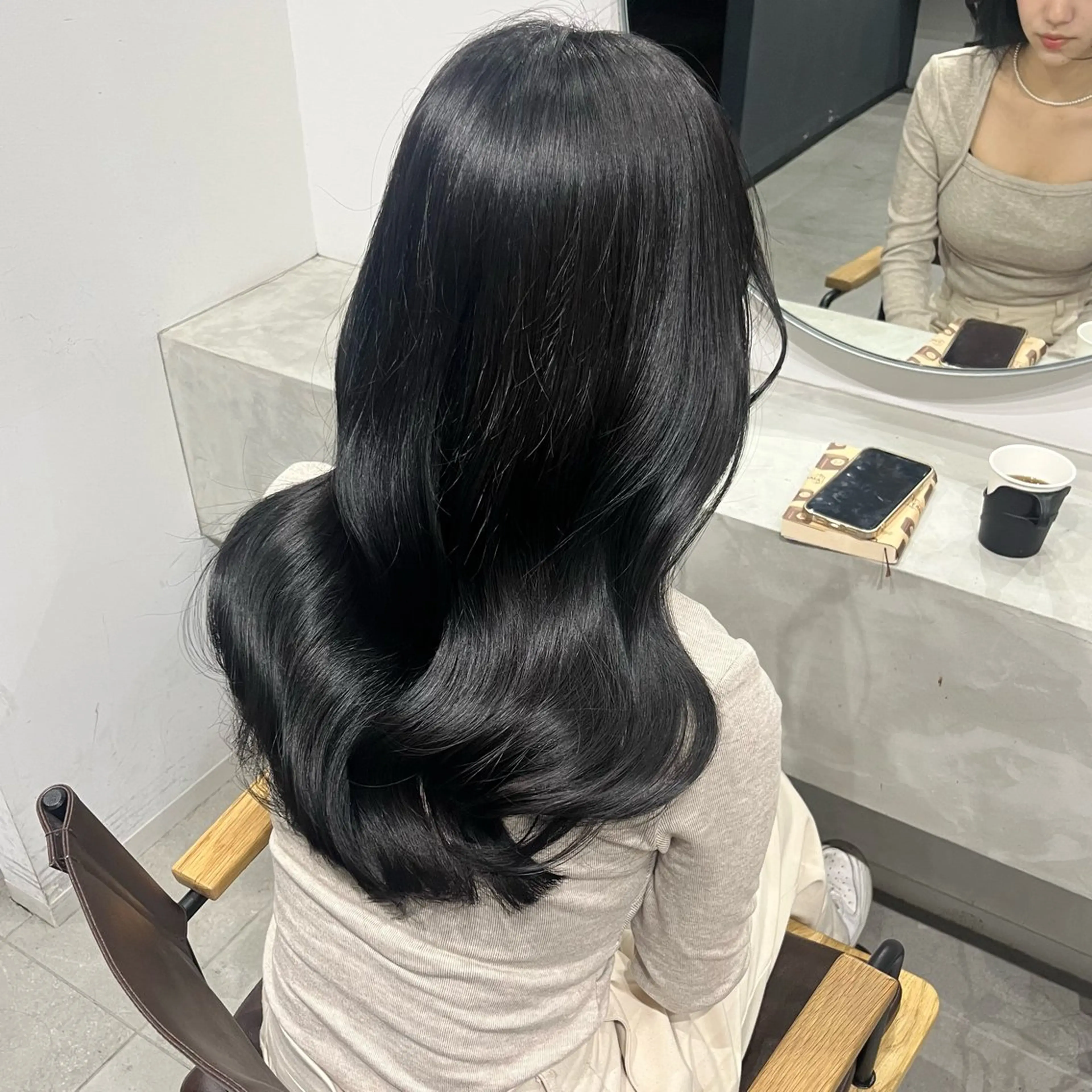 ロング カラー 黒髪 ブルーカラー ブルーブラック 顔まわりレイヤー 顔周りカット カット ヘアカラー emma所属・RINA 韓国ヘア/半個室のヘアスタイル