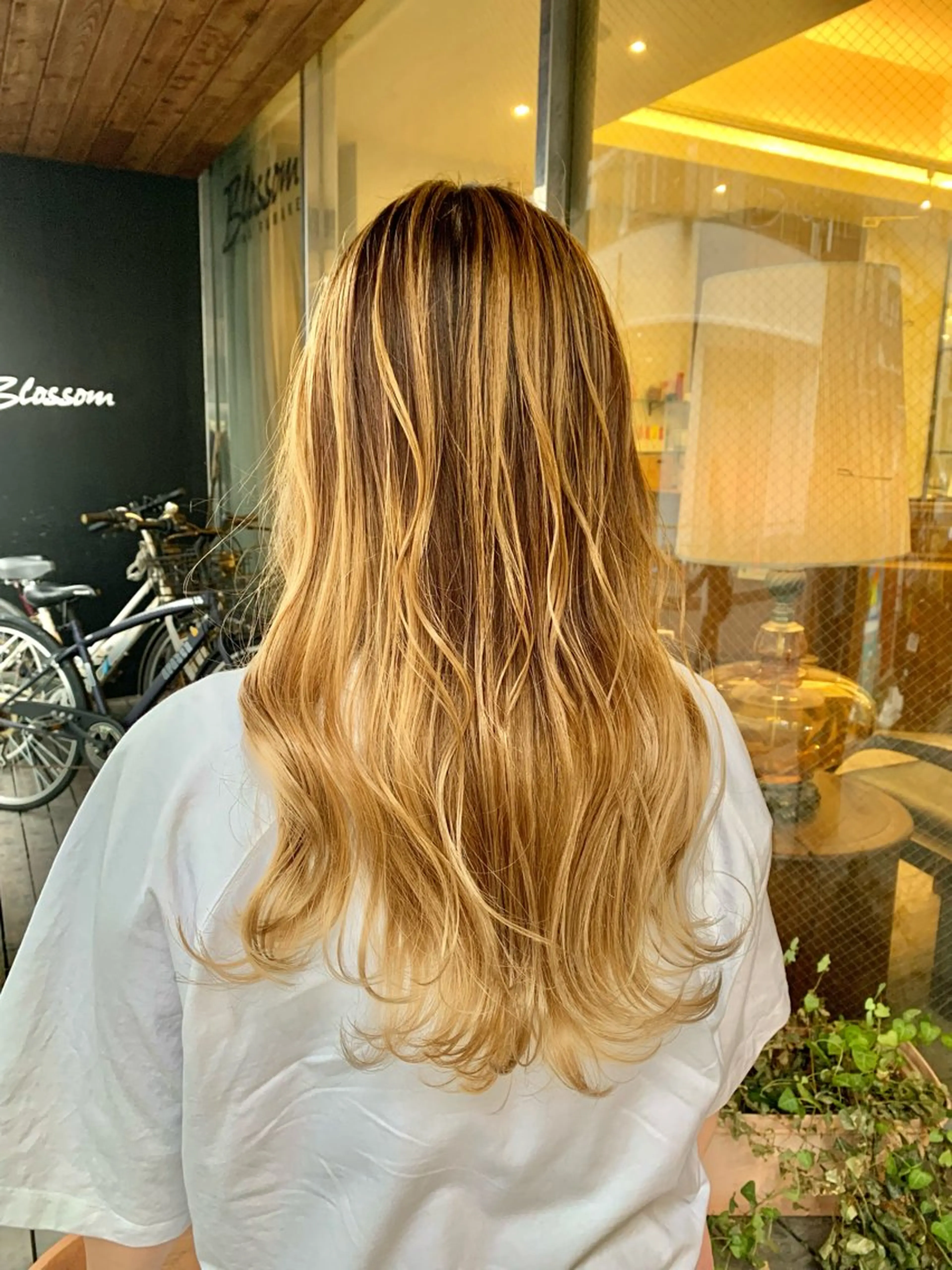 セミロング カラー バレイヤージュ ブリーチ デザインカラー イヤリングカラー グラデーションカラー ヘアカラー トリートメント ひばりヶ丘美容室 ✂︎藤原珠輝✂︎のヘアスタイル