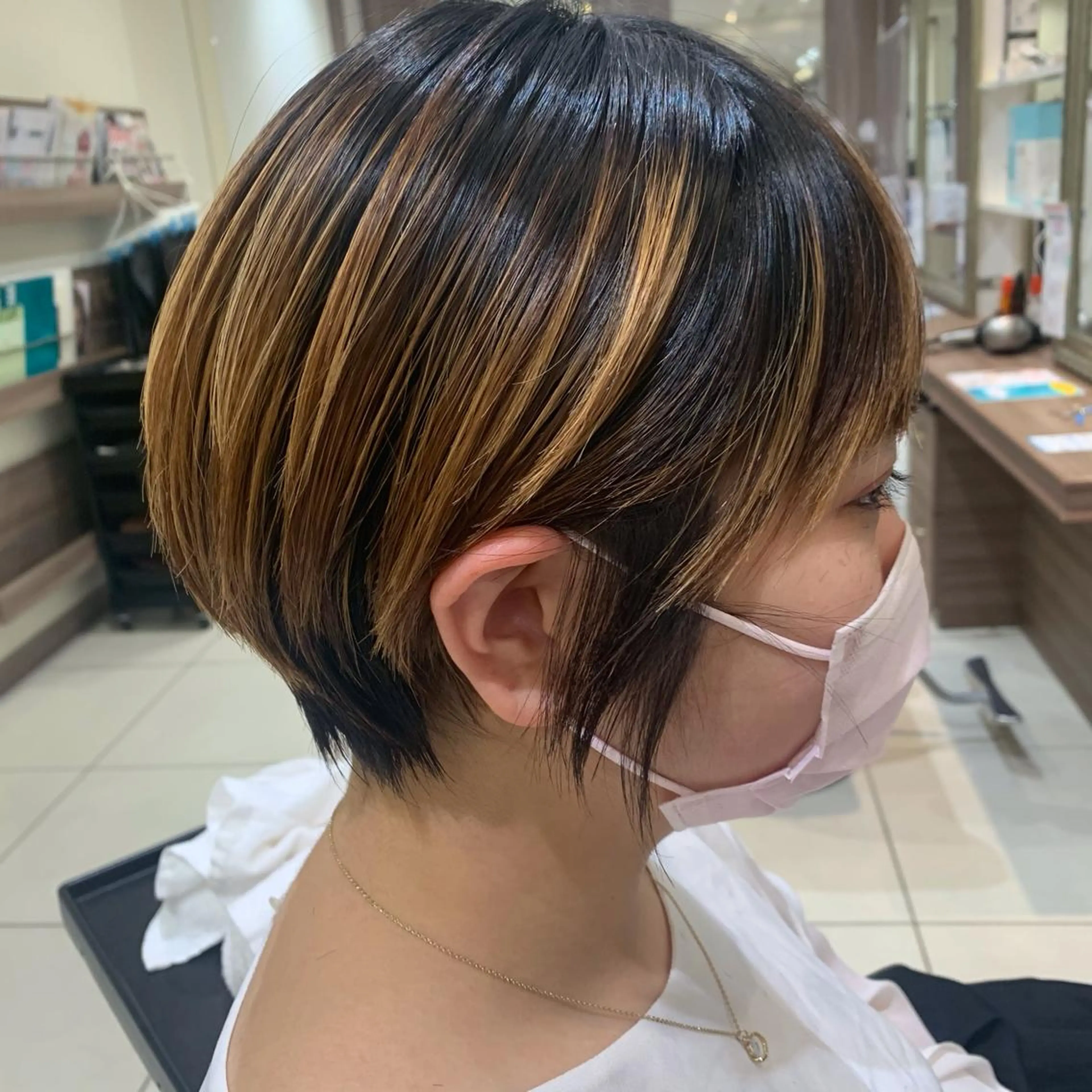 ショート ナチュラル暖色カラー 🤎 佐藤栞のヘアスタイル