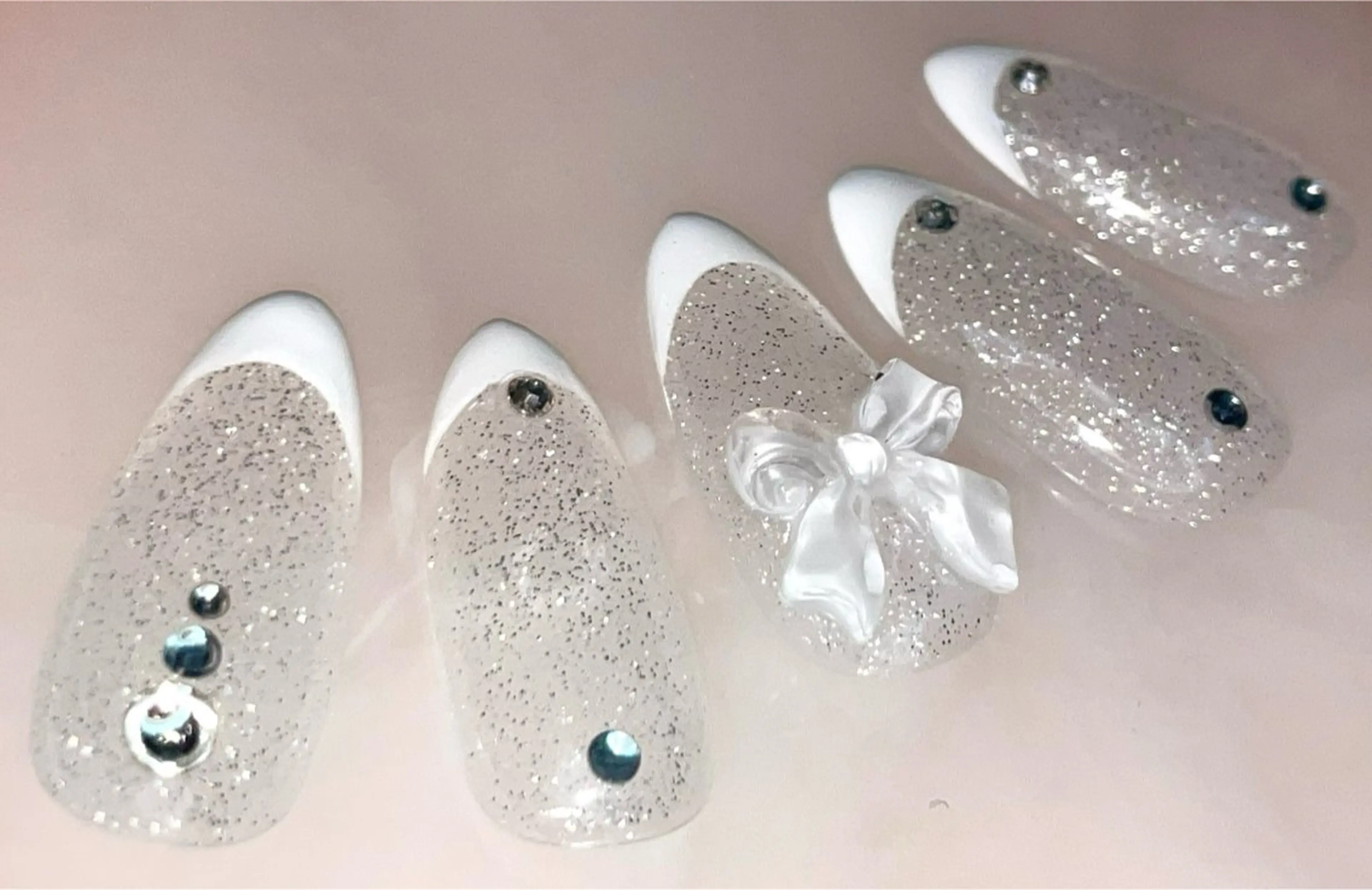 💎オフ+リボンフレンチネイル🎀の写真