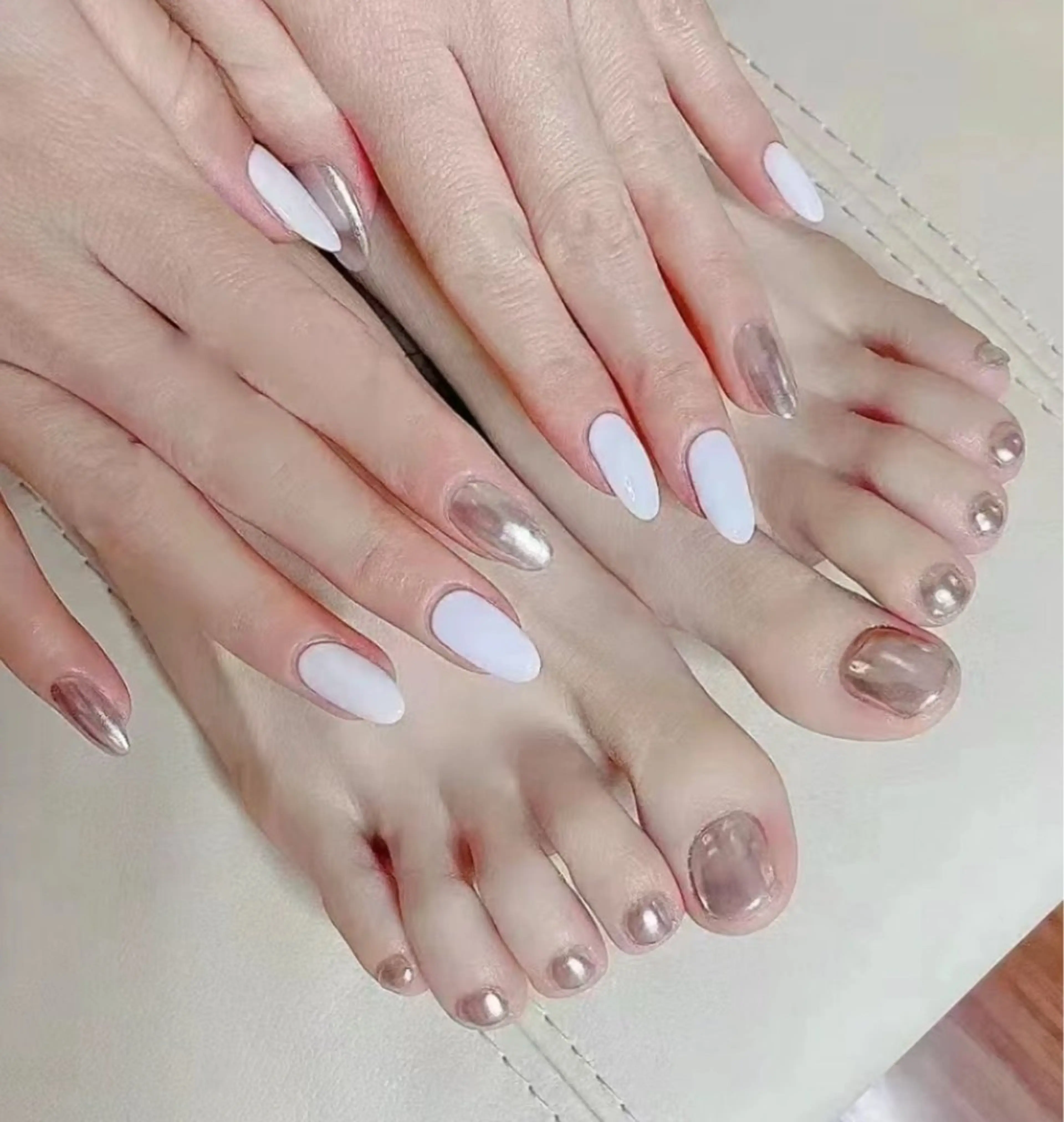 【FOOT】★ミラーorオーロラネイル　☆6300円  オフとパッツoffご希望の方必ずメッセージを送ってください。の写真