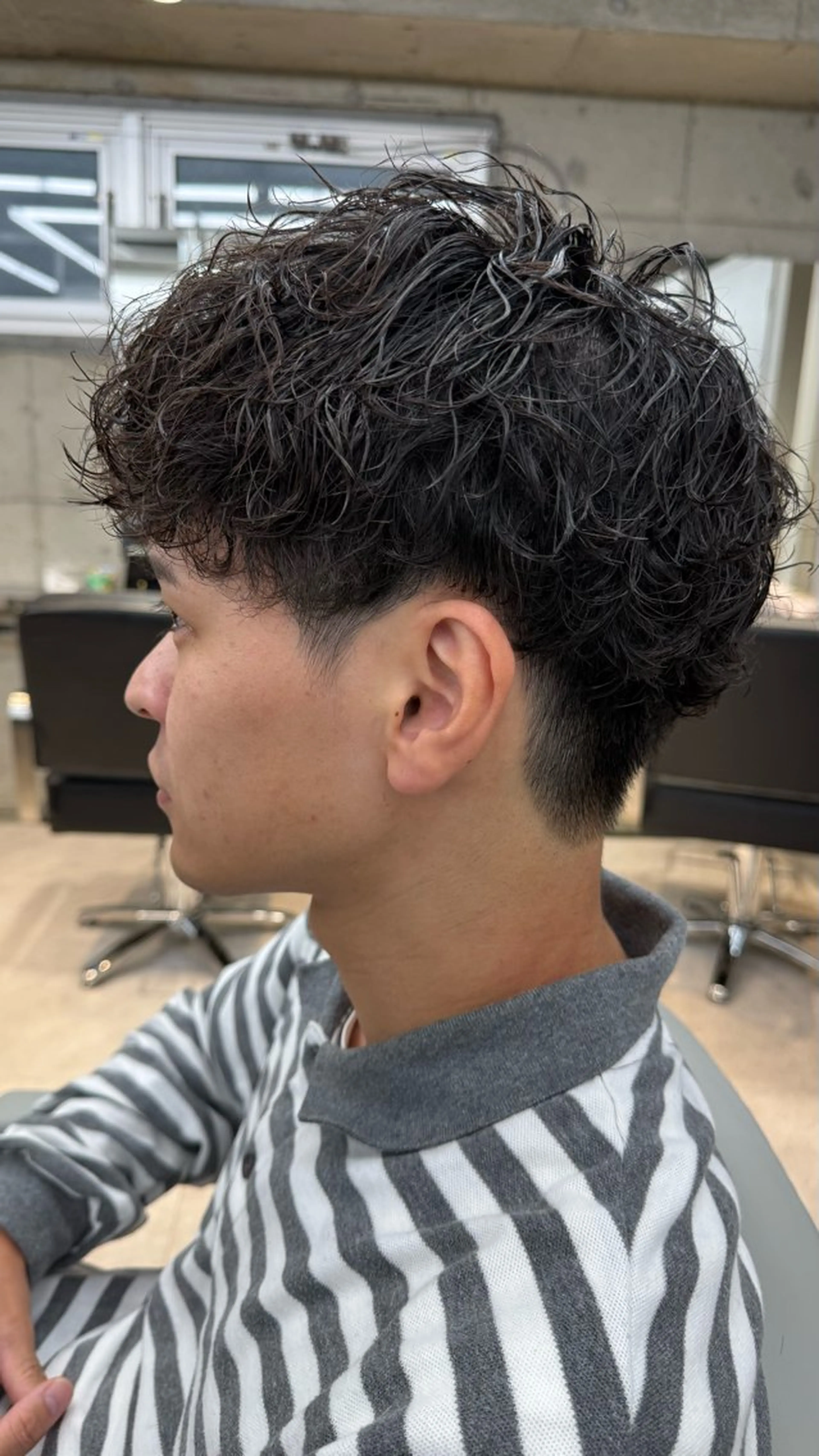 ショート パーマ メンズ ビジネス センターパート フェードカット フェザーパーマ メンズ韓国風 カット パーマ トリートメント youres hair 髪質改善トリートメント&ヘッドスパ　新宿WEST【ユアーズヘア】所属・新宿メンズパーマ TAKEメンズカットのヘアスタイル