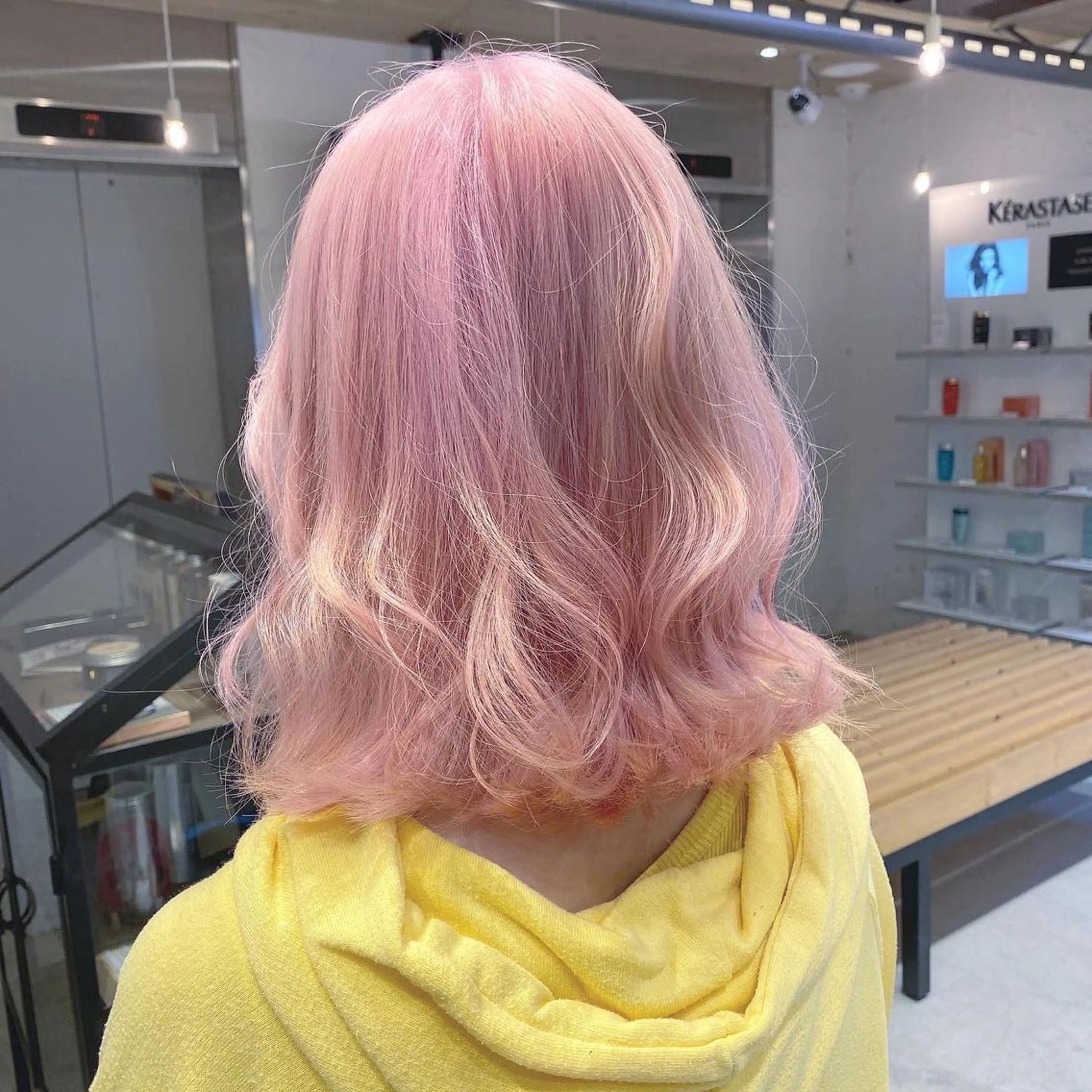 セミロング カラー ピンクカラー ホワイトピンク ORIKA 美容室のヘアスタイル