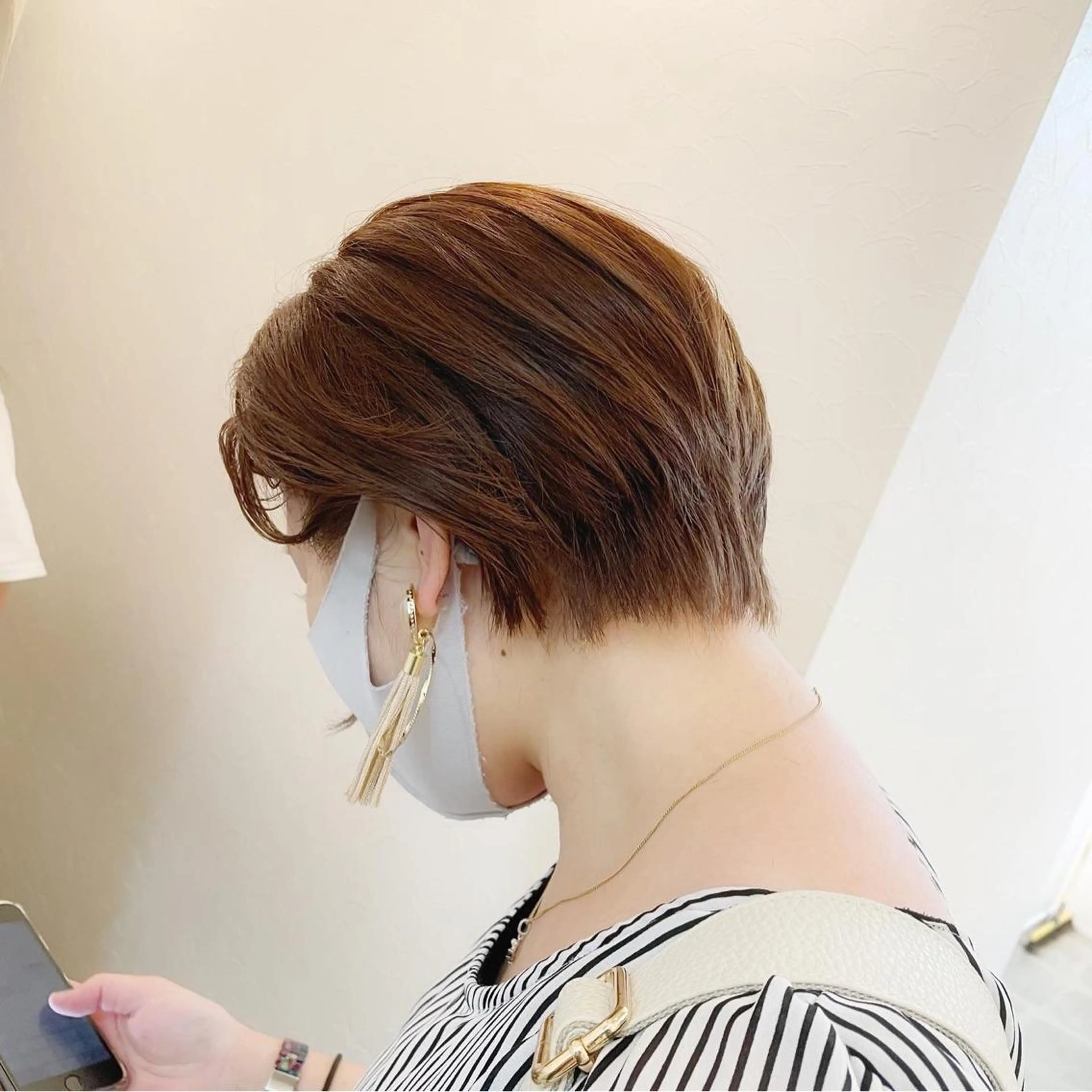 ショート カラー ショートレイヤー 丸みショート グラデーションカラー くびれヘア くせ毛 カット ヘアカラー newline銀座所属・銀座ショート/ 大人ショート/金子涼のヘアスタイル