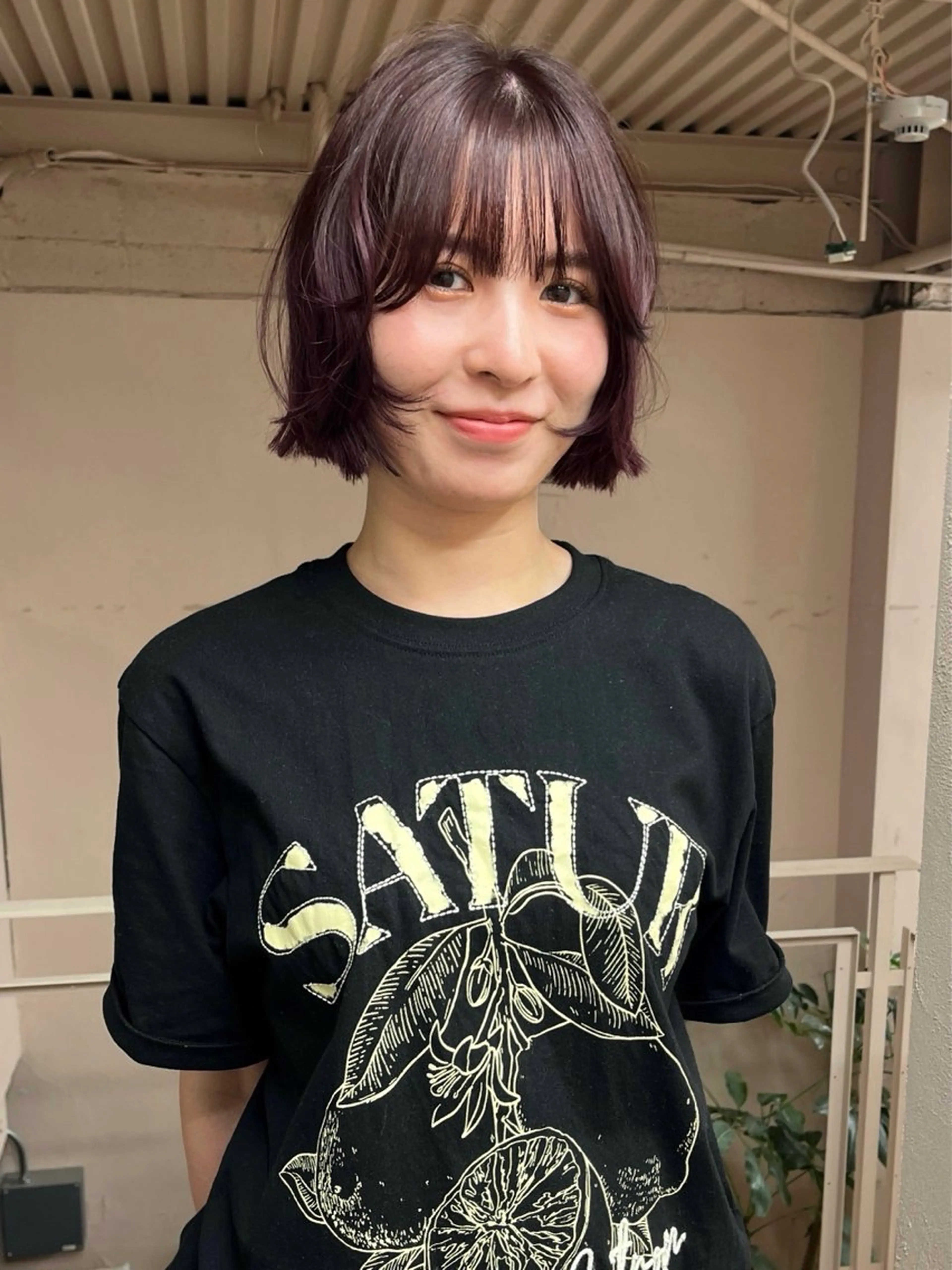 ショート カラー ブリーチ ボルドーカラー ダブルカラー ブリーチなしカラー ボブ カット ヘアカラー トリートメント iru所属・mi kiのヘアスタイル