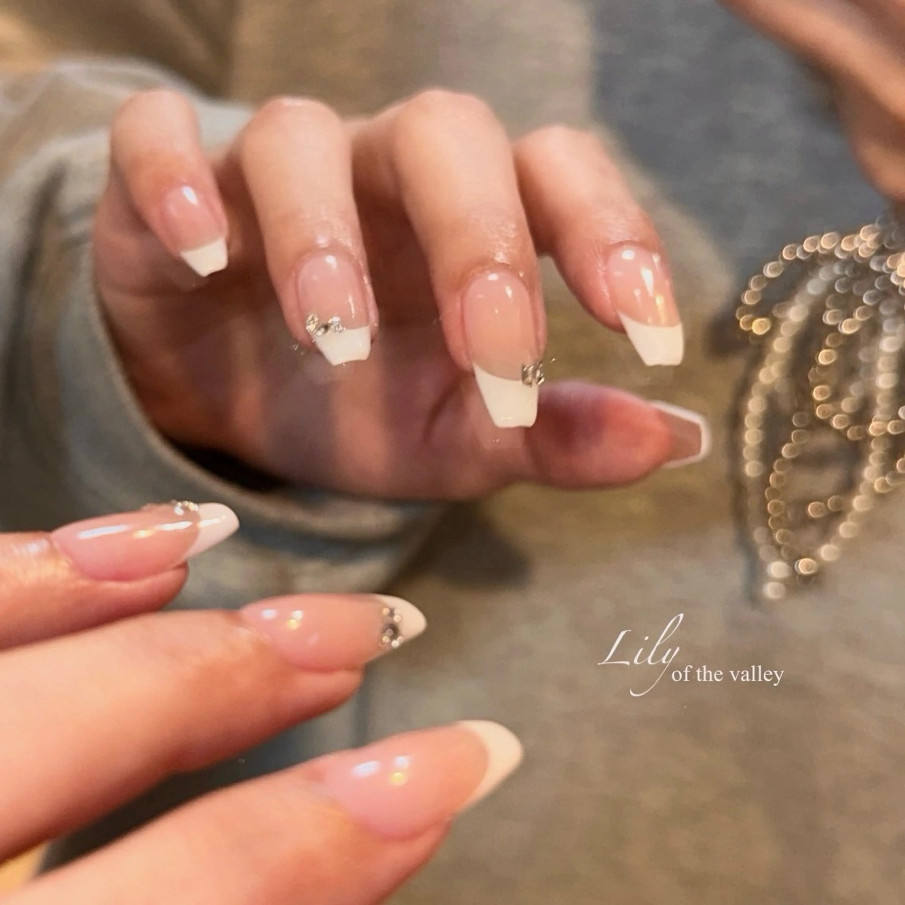 ネイル フレンチネイル ストーンネイル ハンドネイル Lily nails所属・chika🫶🏻 /中目黒のネイルデザイン