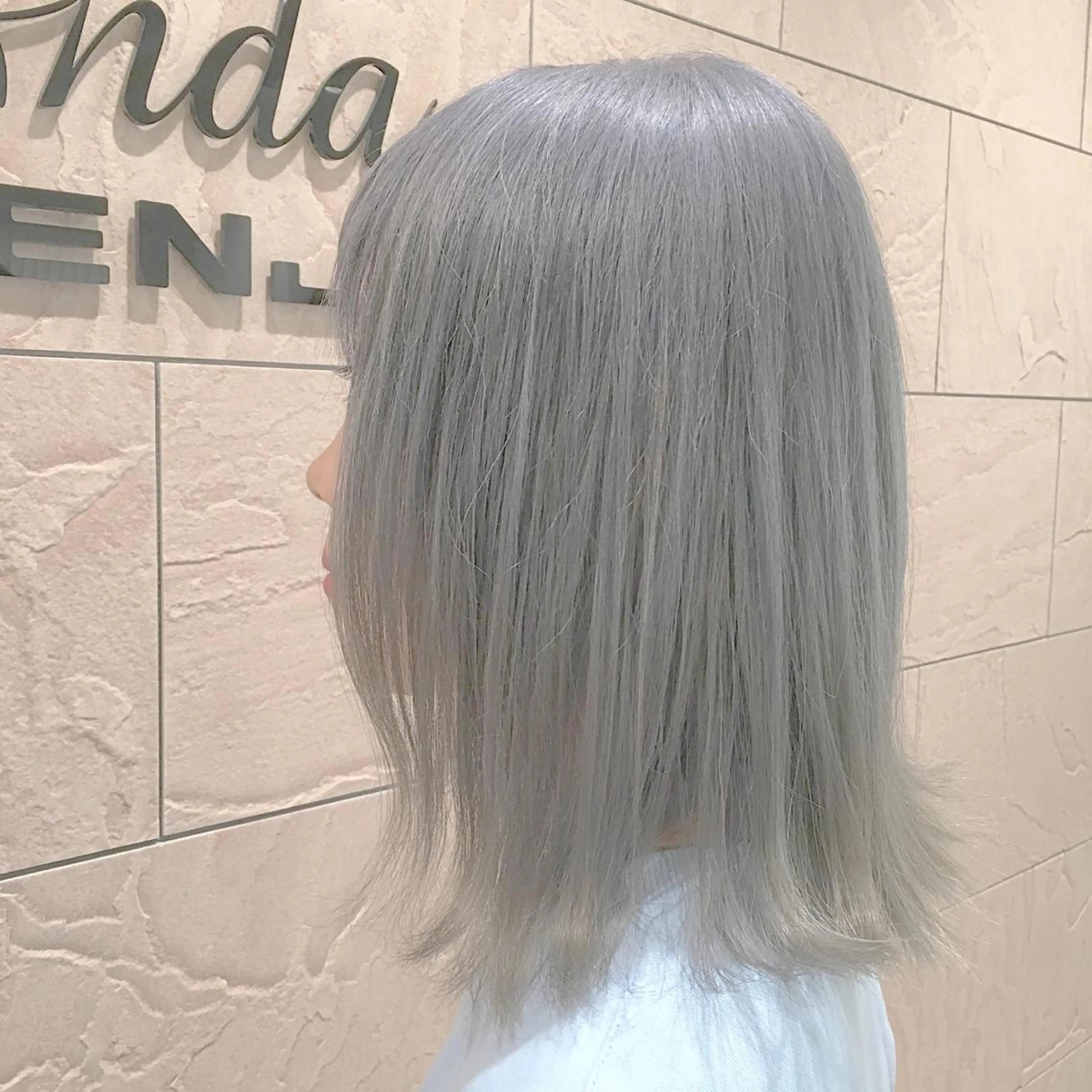 ミディアム カラー パーマ ヘアアレンジ ブリーチ ハイトーンカラー シルバー LUCK本厚木 浦住 貴大のヘアスタイル