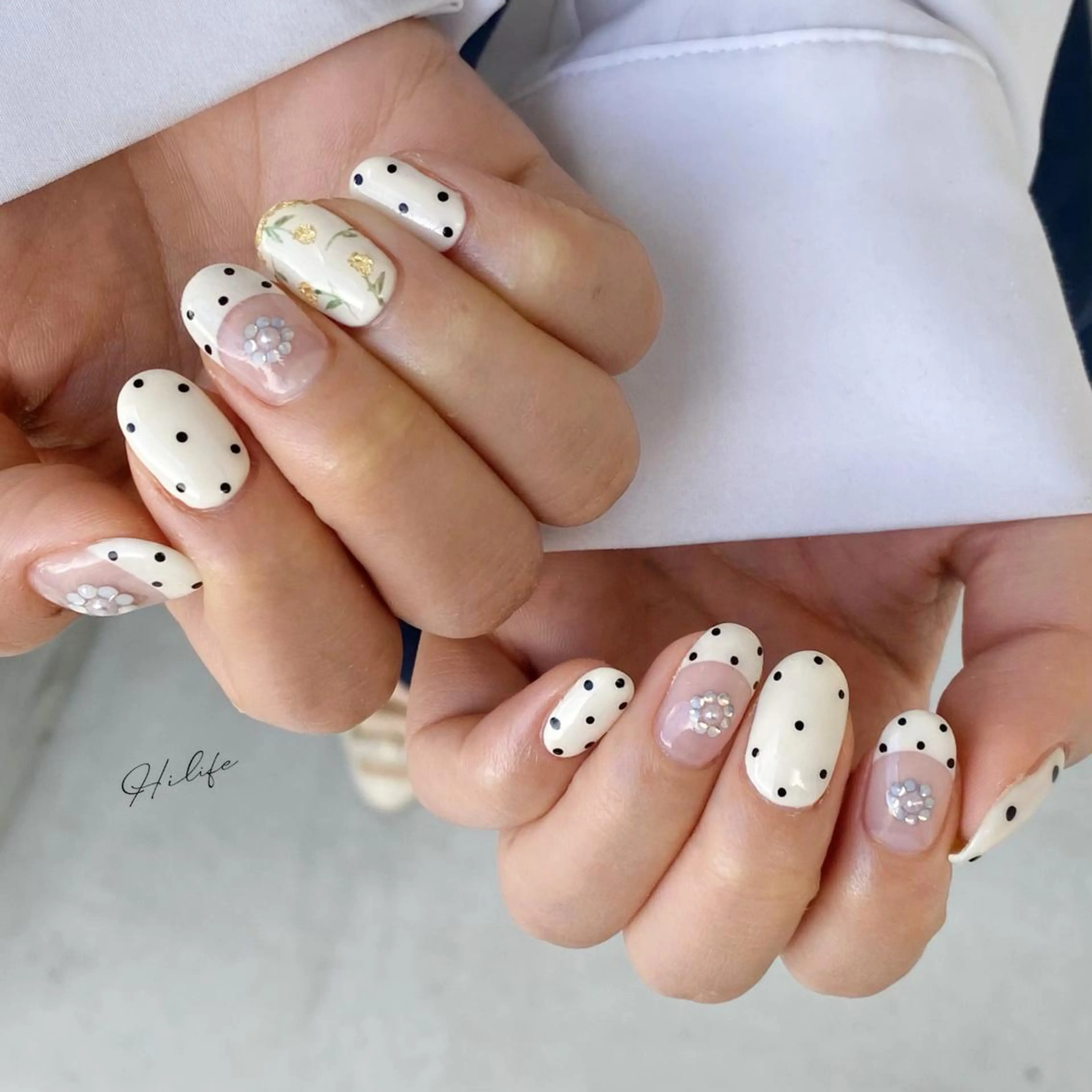ネイル ドット フレンチネイル ネイルチップ ハンドネイル Nail Adore.のネイルデザイン