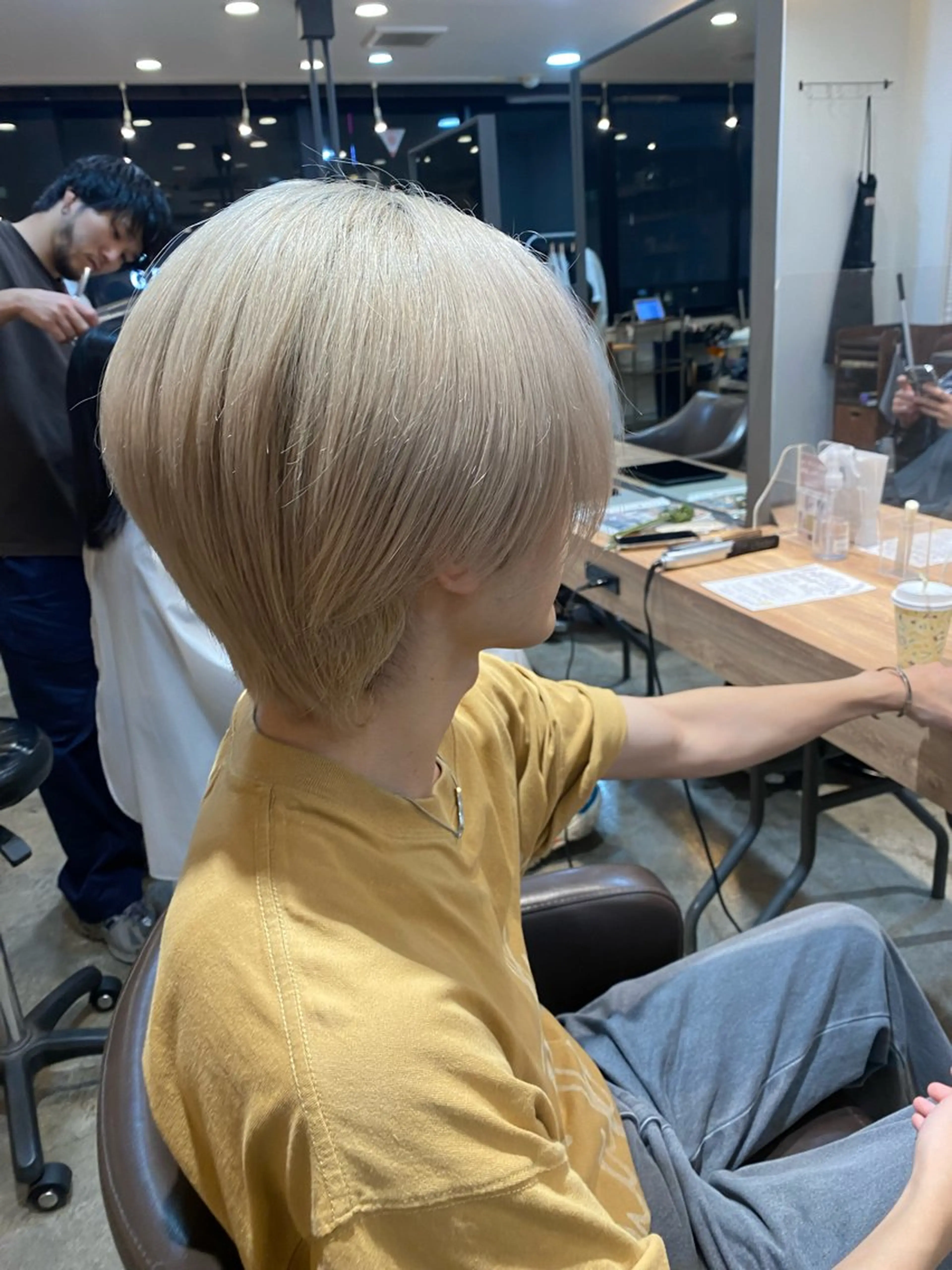 ショート カラー ハンサムショート ブロンド ホワイトブロンド ショートヘア ヘアカラー 聖斗 /ハイトーン/パーマのヘアスタイル