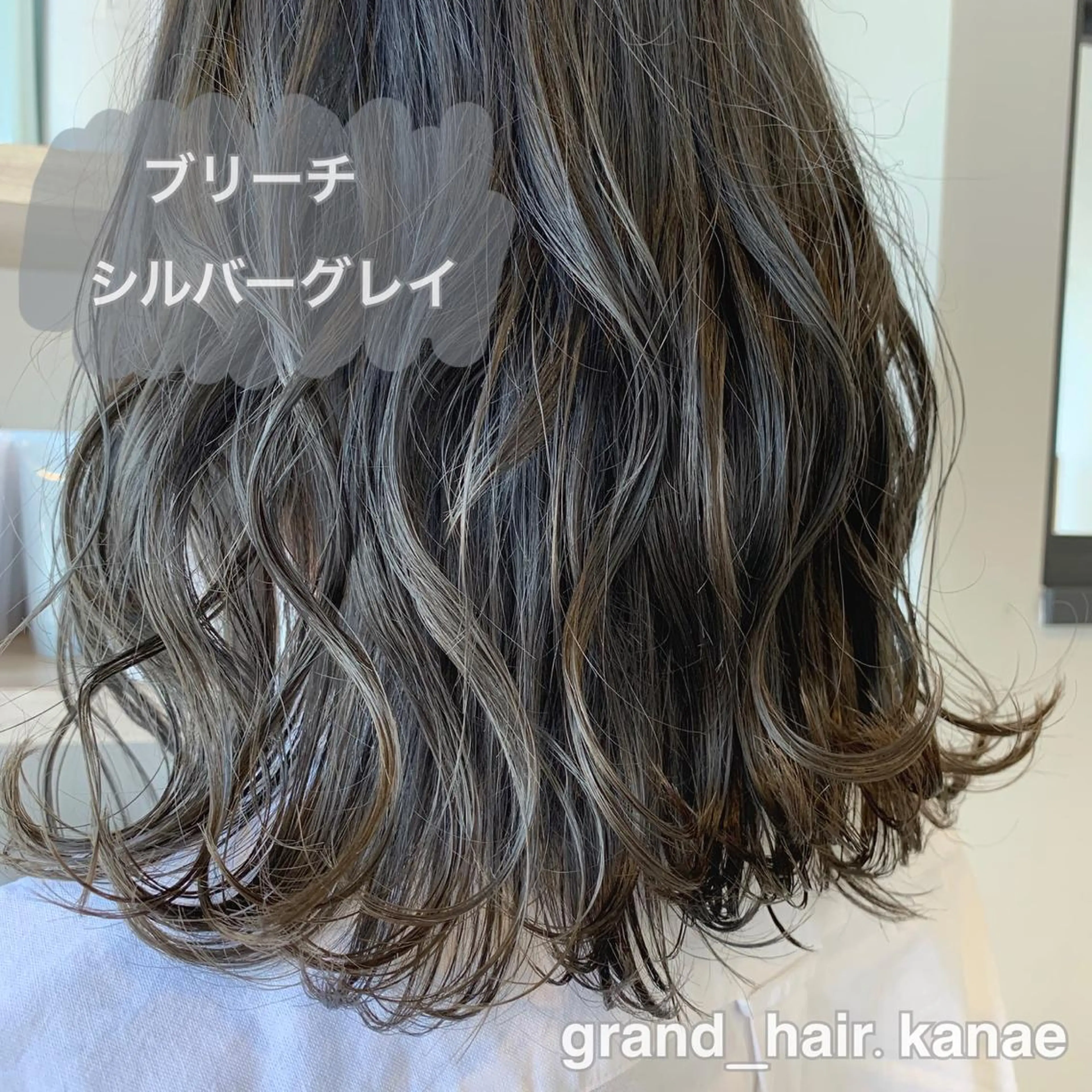 ミディアム カラー ブリーチ シルバー ホラオク カナエのヘアスタイル