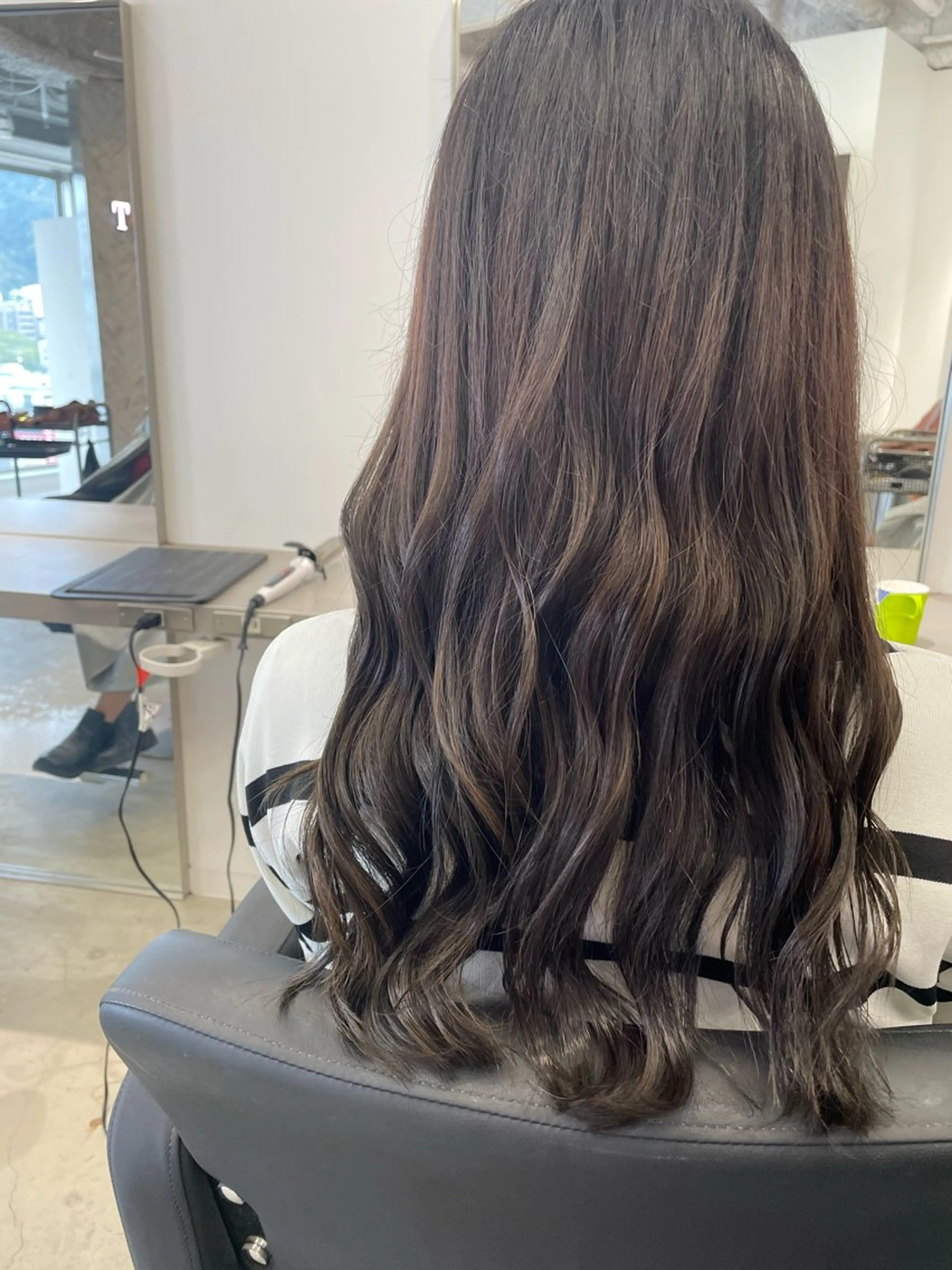 ロング カラー アッシュ ブリーチ グラデーションカラー カット ヘアカラー トリートメント ブリーチ＆波巻パーマ /飯牟田/GEAR.のヘアスタイル