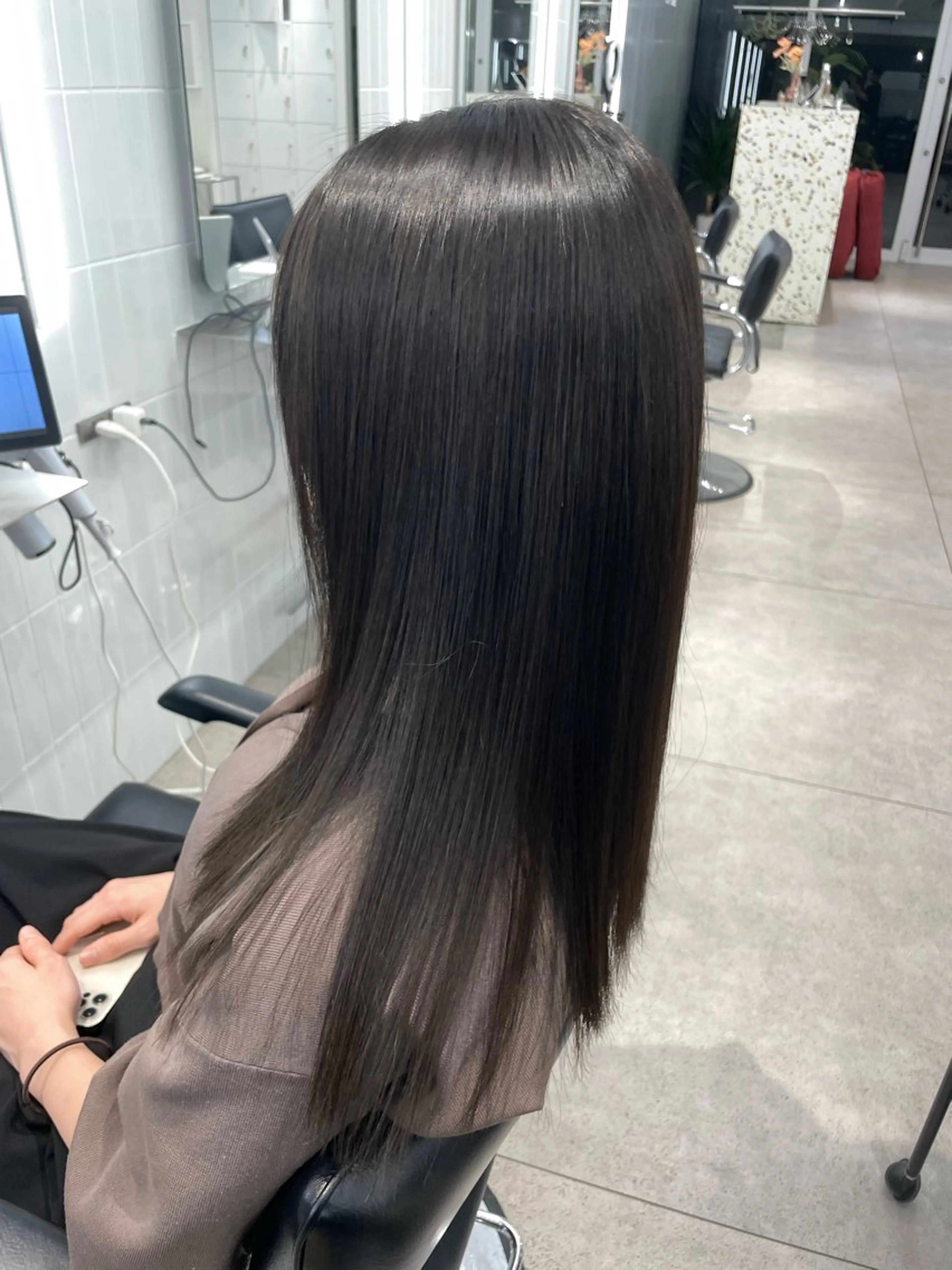 ロング カラー パーマ 黒髪 ブルーカラー ブルーブラック ブラウンカラー ケアカラー ヘアカラー 縮毛矯正 トリートメント 表参道/ハイライト リタッチ/縮毛矯正のヘアスタイル