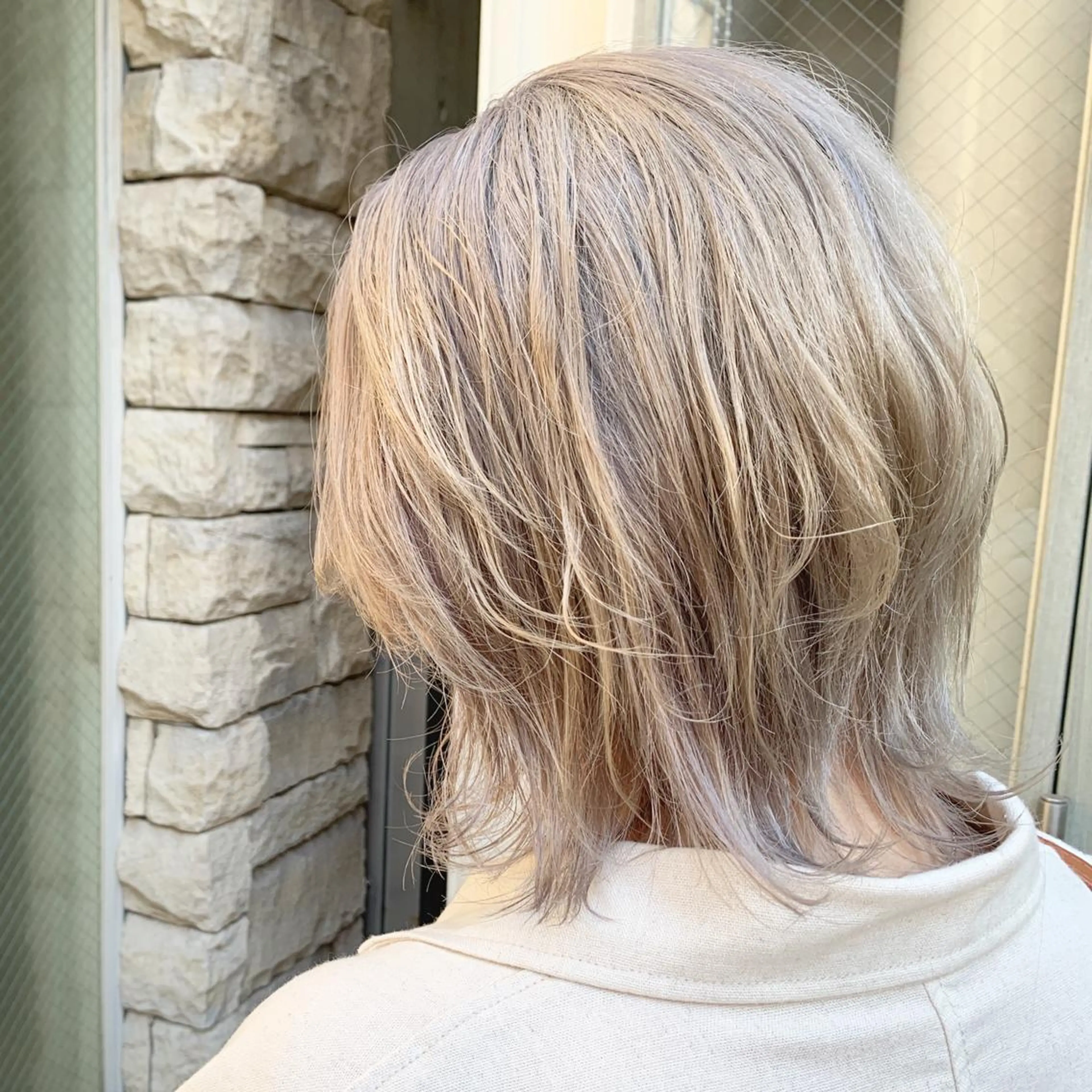 ミディアム カラー ハイトーンカラー ウルフカット EMANON天神所属・Hitomi Ezakiのヘアスタイル