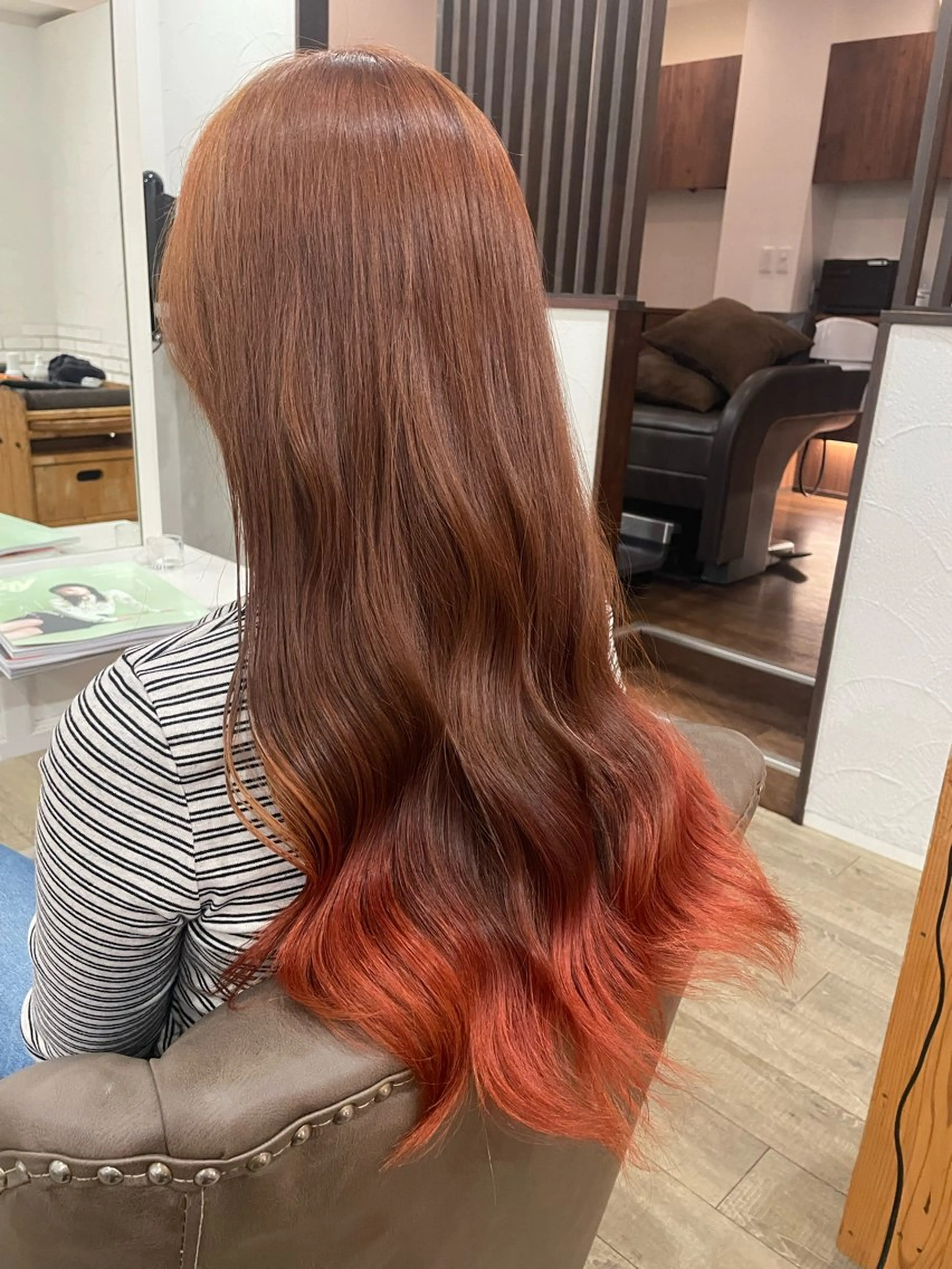 カラー ブリーチ デザインカラー グラデーションカラー オレンジ レッドカラー ヘアカラー アオノハhair make所属・佐藤 涼のヘアスタイル