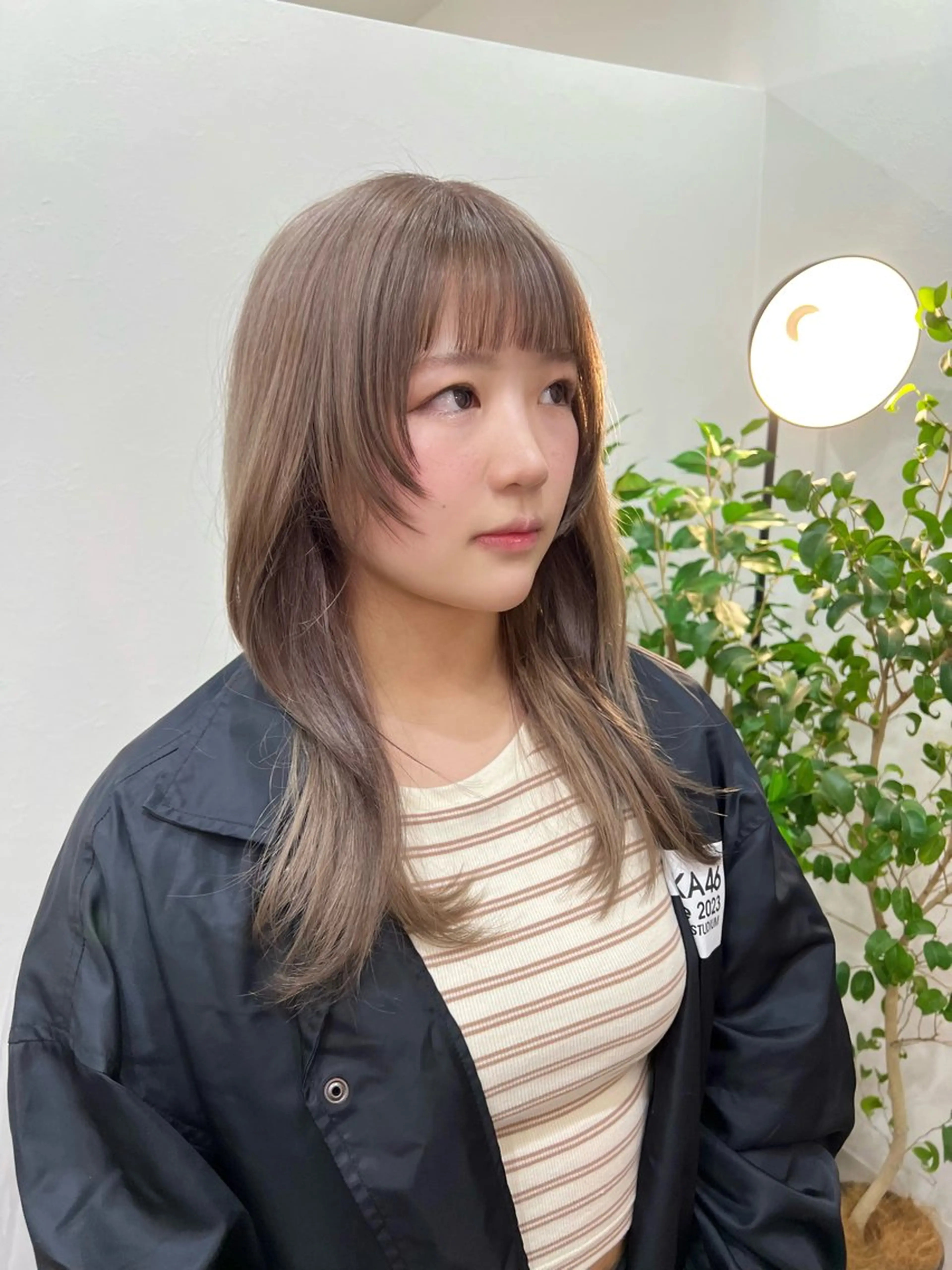 セミロング カラー ベージュカラー ホワイトベージュ 顔まわりレイヤー レイヤーカット ヘアカラー TOKI mahoのヘアスタイル