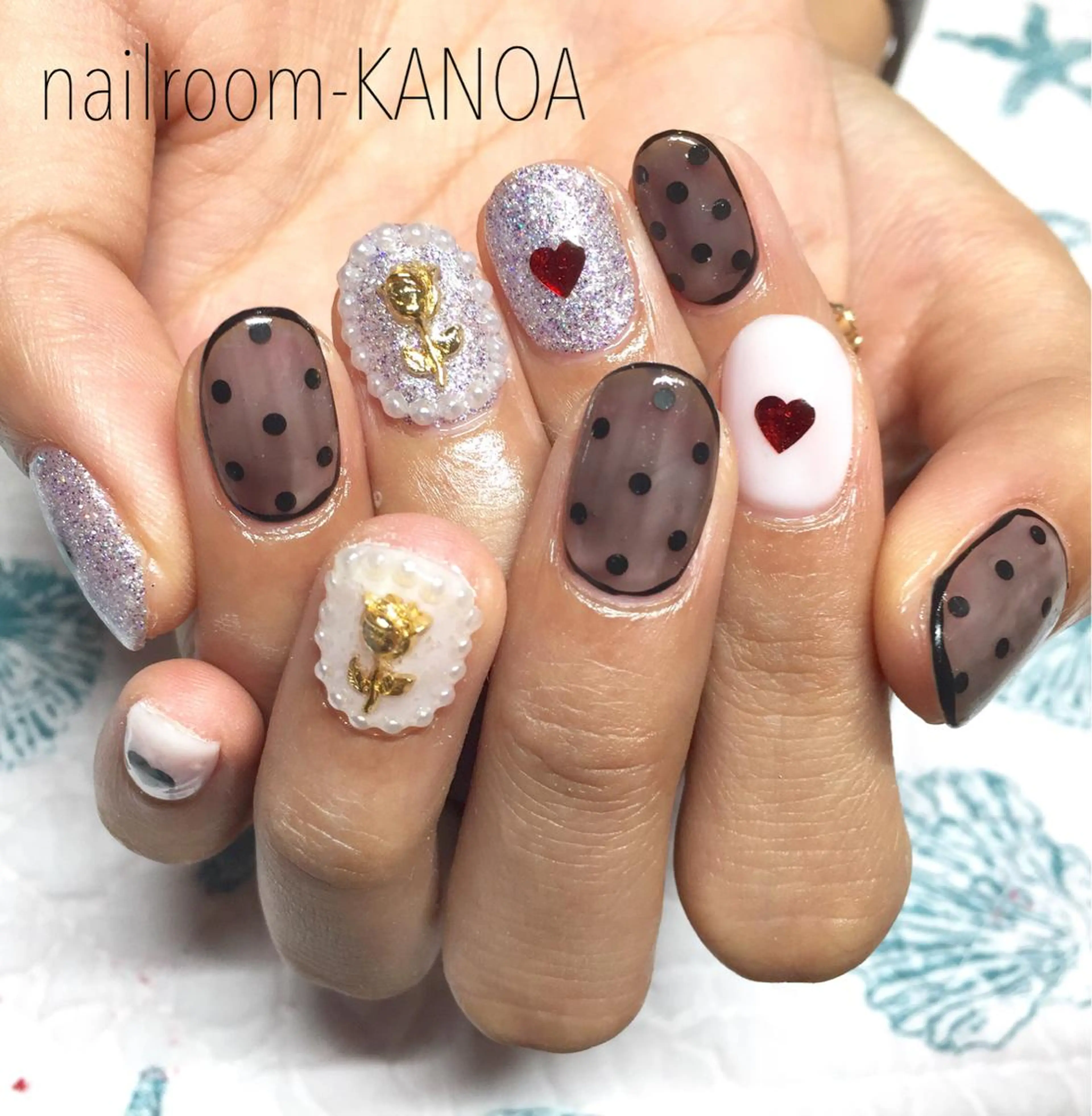 ミディアム ネイル ドット ラメ(グリッター) nailroom- KANOAのネイルデザイン