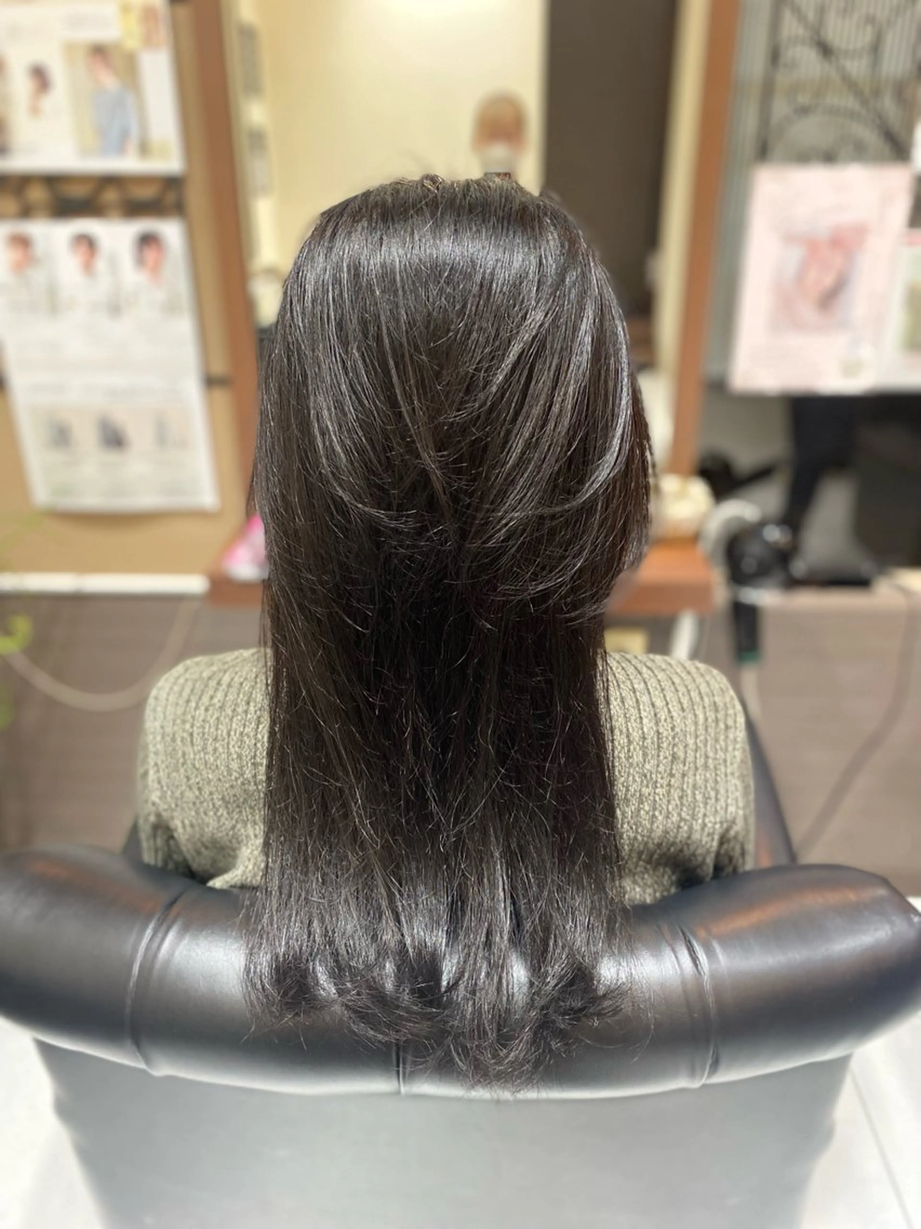 ロング 顔周りカット レイヤーカット ロング カット ヘアカラー 横手 亜紀のヘアスタイル