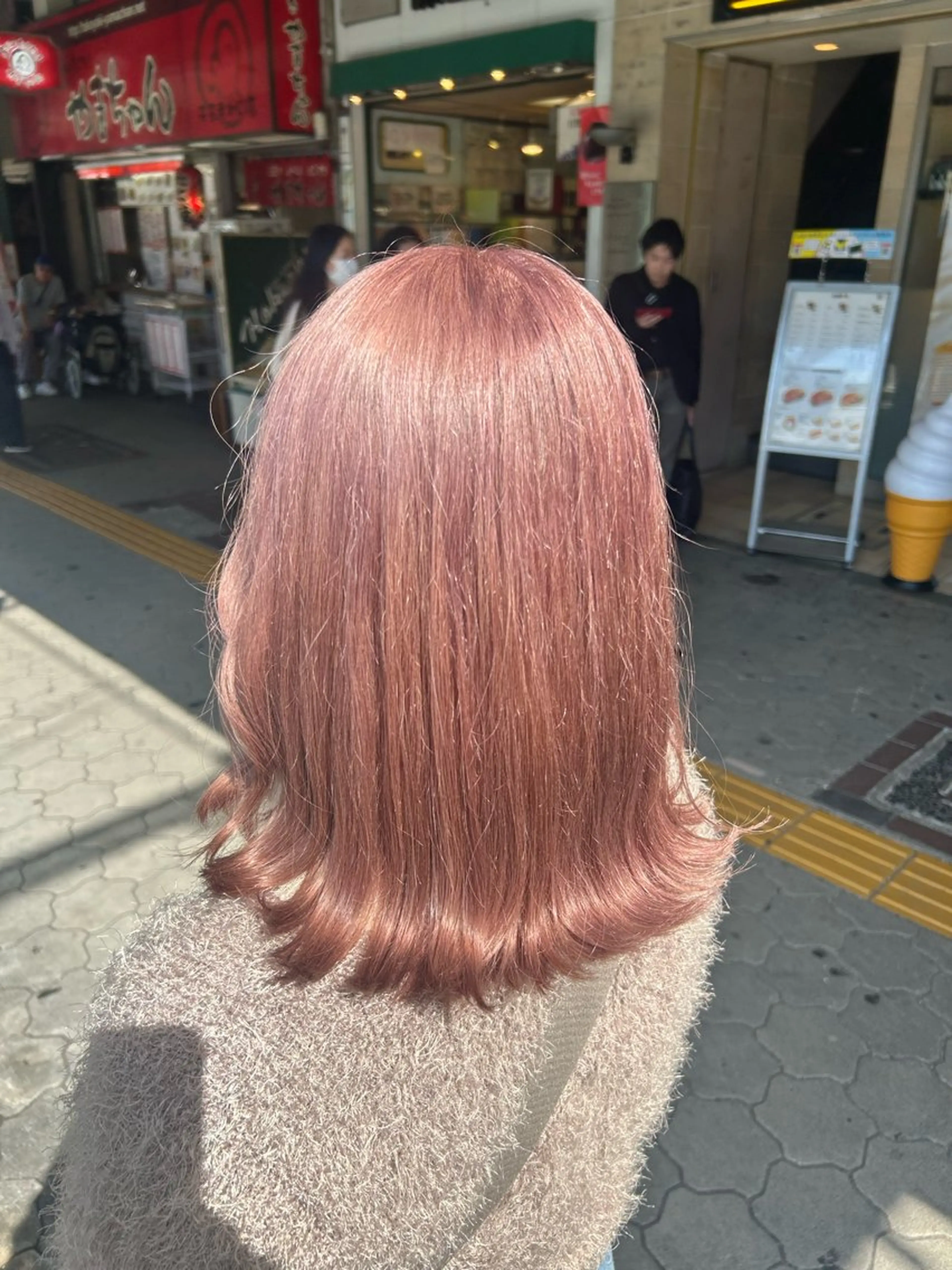 ミディアム あやめ🪽 オリーブ/ハイトーンのヘアスタイル