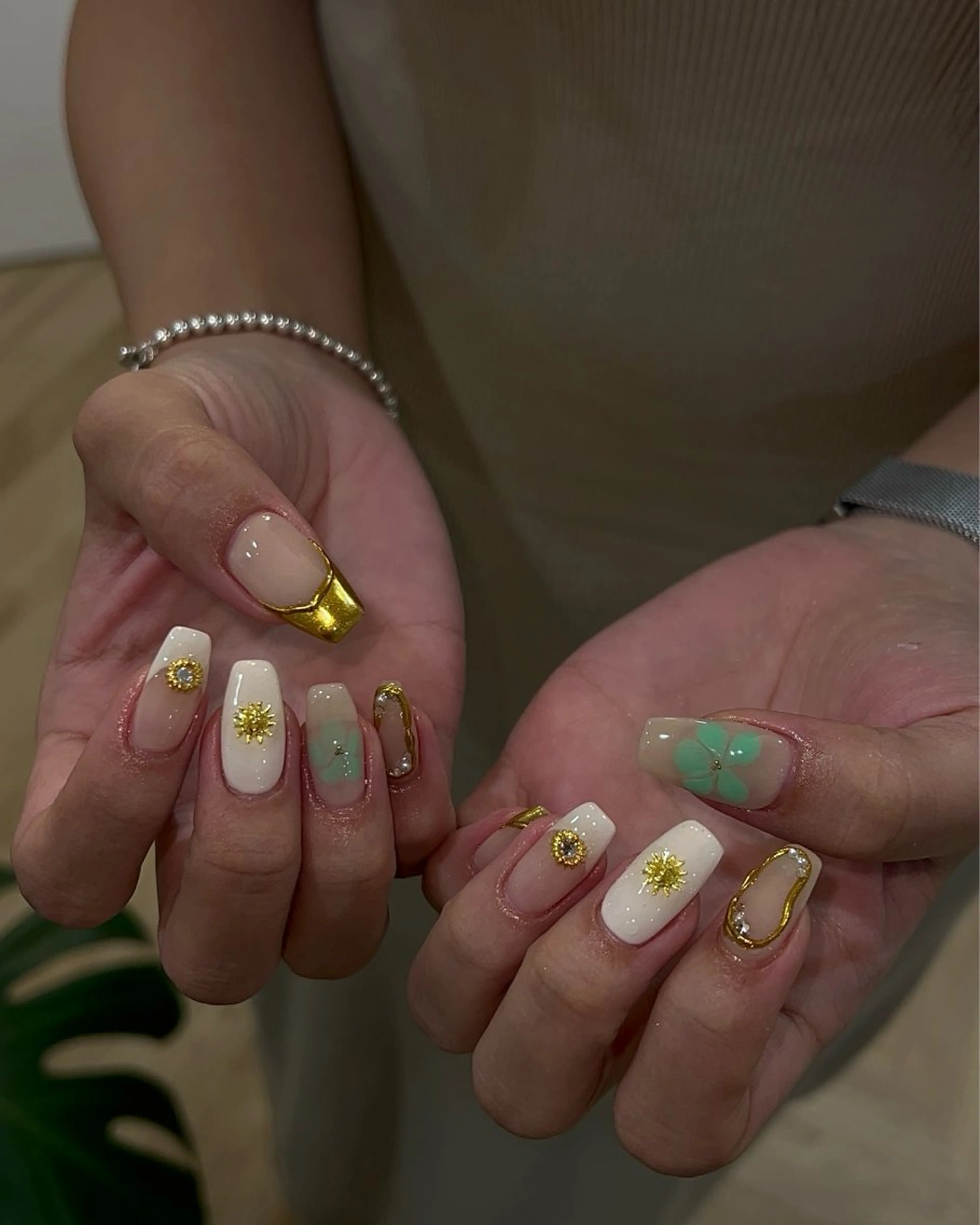 ネイル ハンドネイル フットネイル ハンドケア Nes.Nail所属・Miyagi Asamiのネイルデザイン