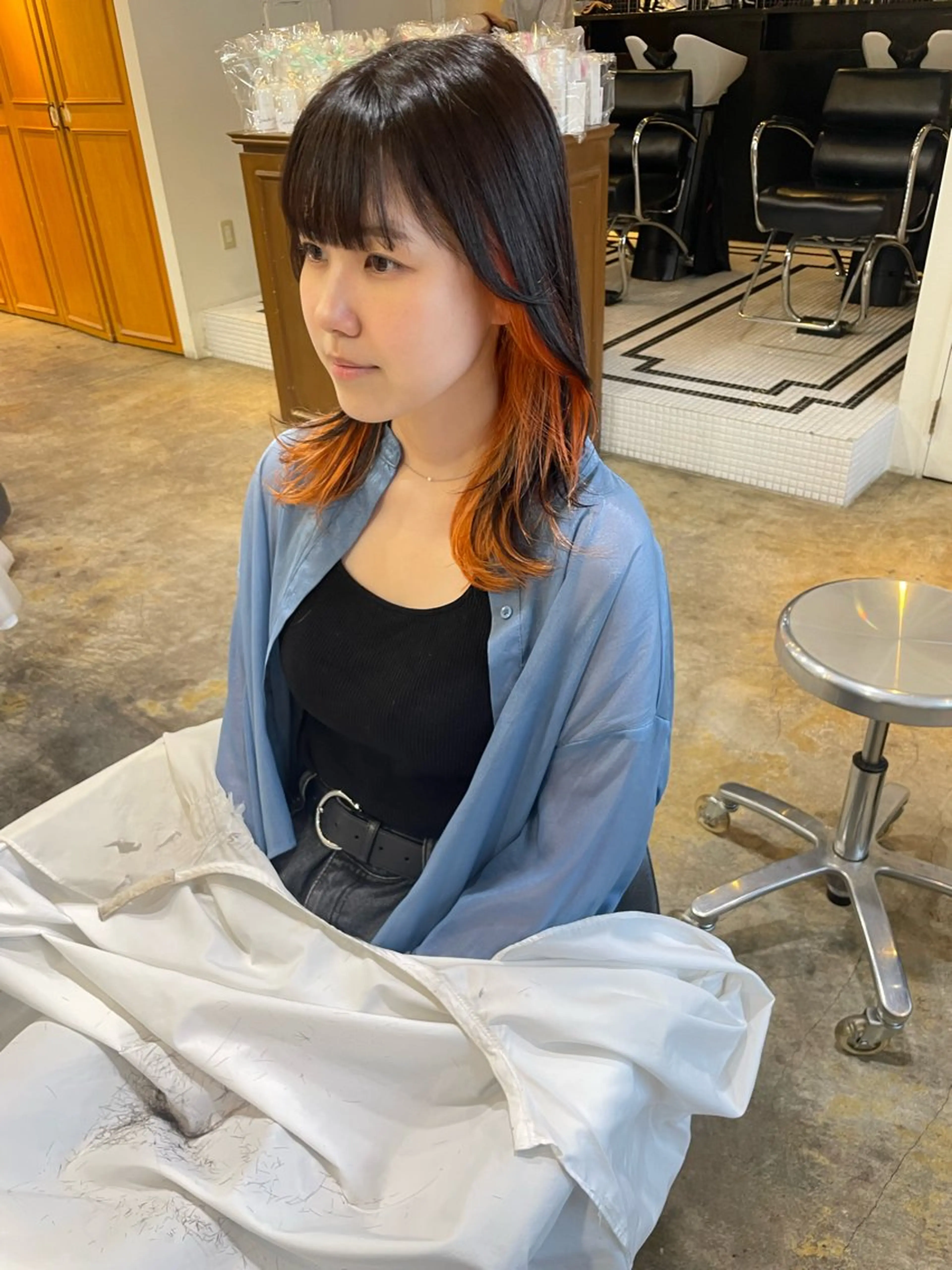 セミロング カラー インナーカラー オレンジ ヘアカラー トリートメント MIOベージュカラー 柔らかいカラーのヘアスタイル