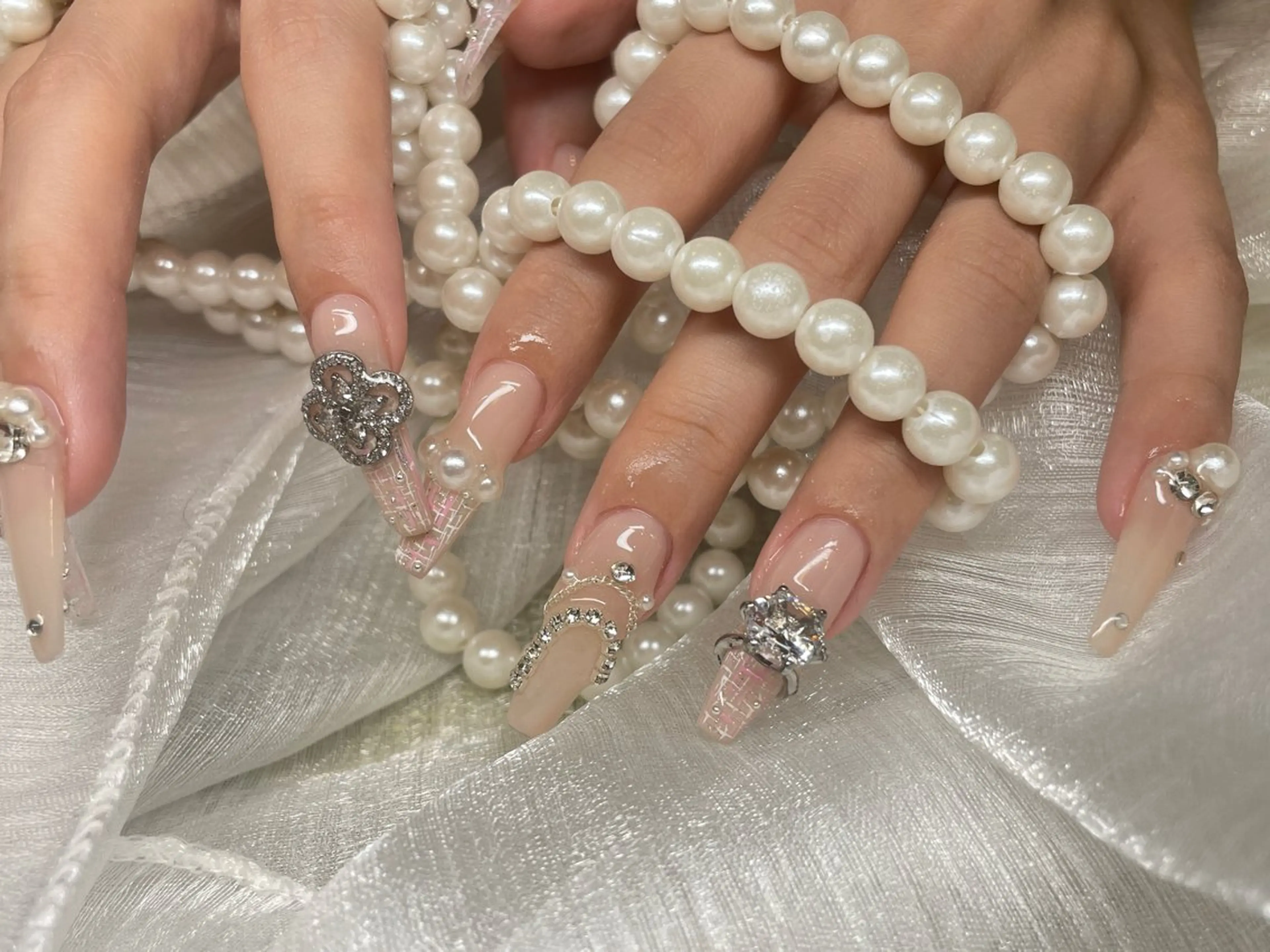 ネイル 長さ出し フットネイル フレンチネイル ジェルネイル ガラスフレンチ ハンドネイル ハンドケア More Glam渋谷店のネイルデザイン