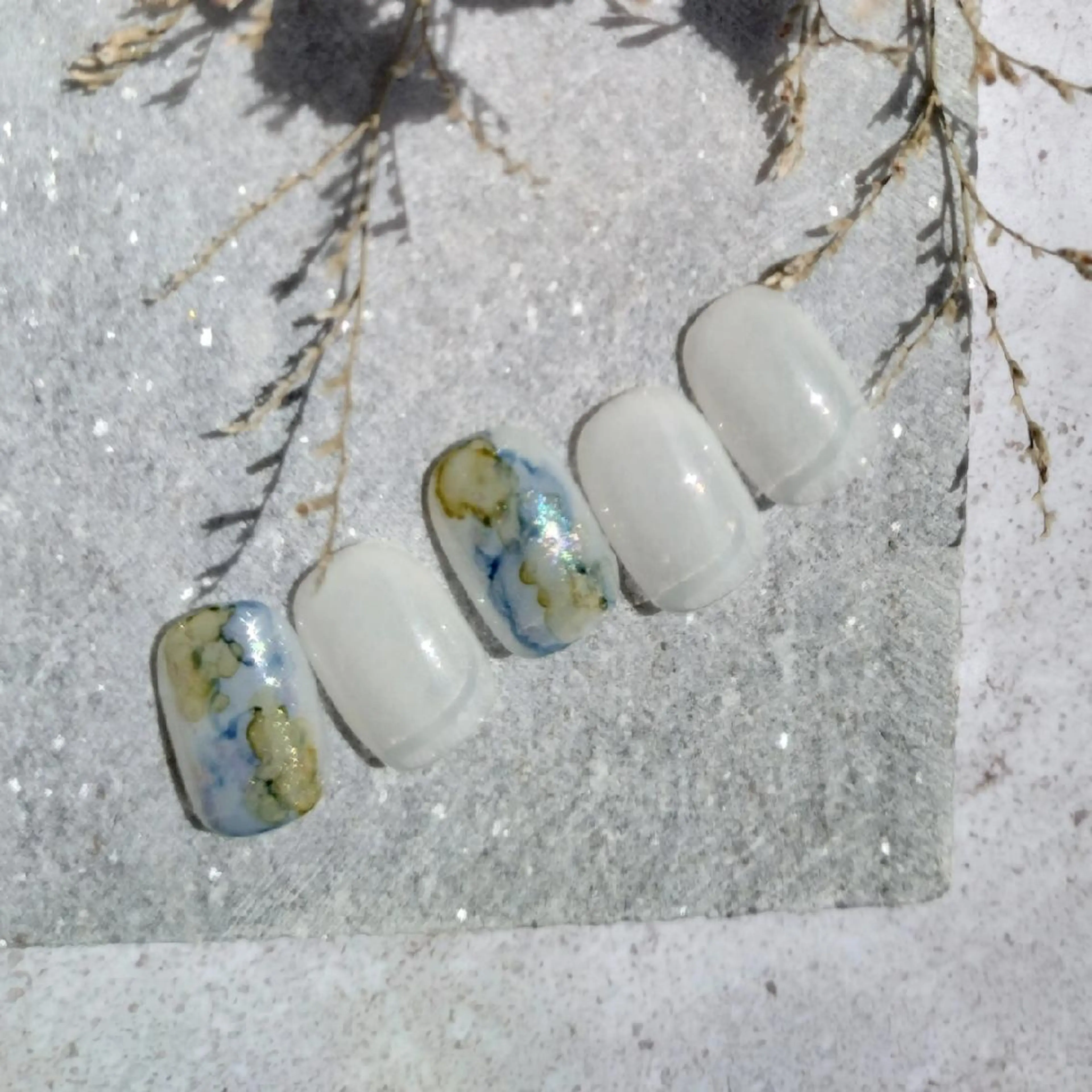 ネイル 氷ネイル・うるうるネイル キラキラネイル ニュアンスネイル 夏ネイル ホワイト Nailsalon manoのネイルデザイン