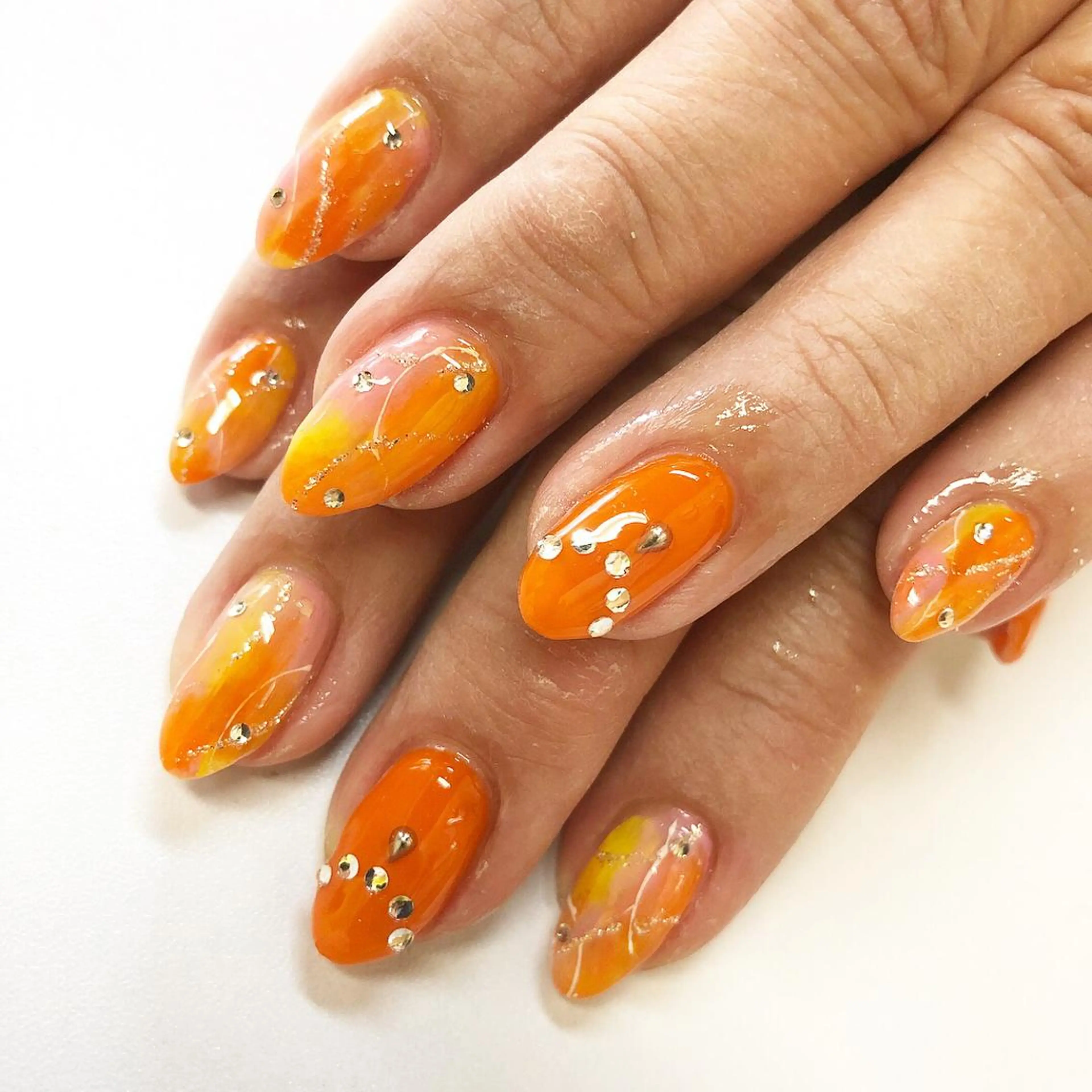 ネイル マツエク・マツパ カラーマツエク ニュアンスネイル オレンジ ストーンネイル esNail&eye イーズネイル＆アイのネイルデザイン
