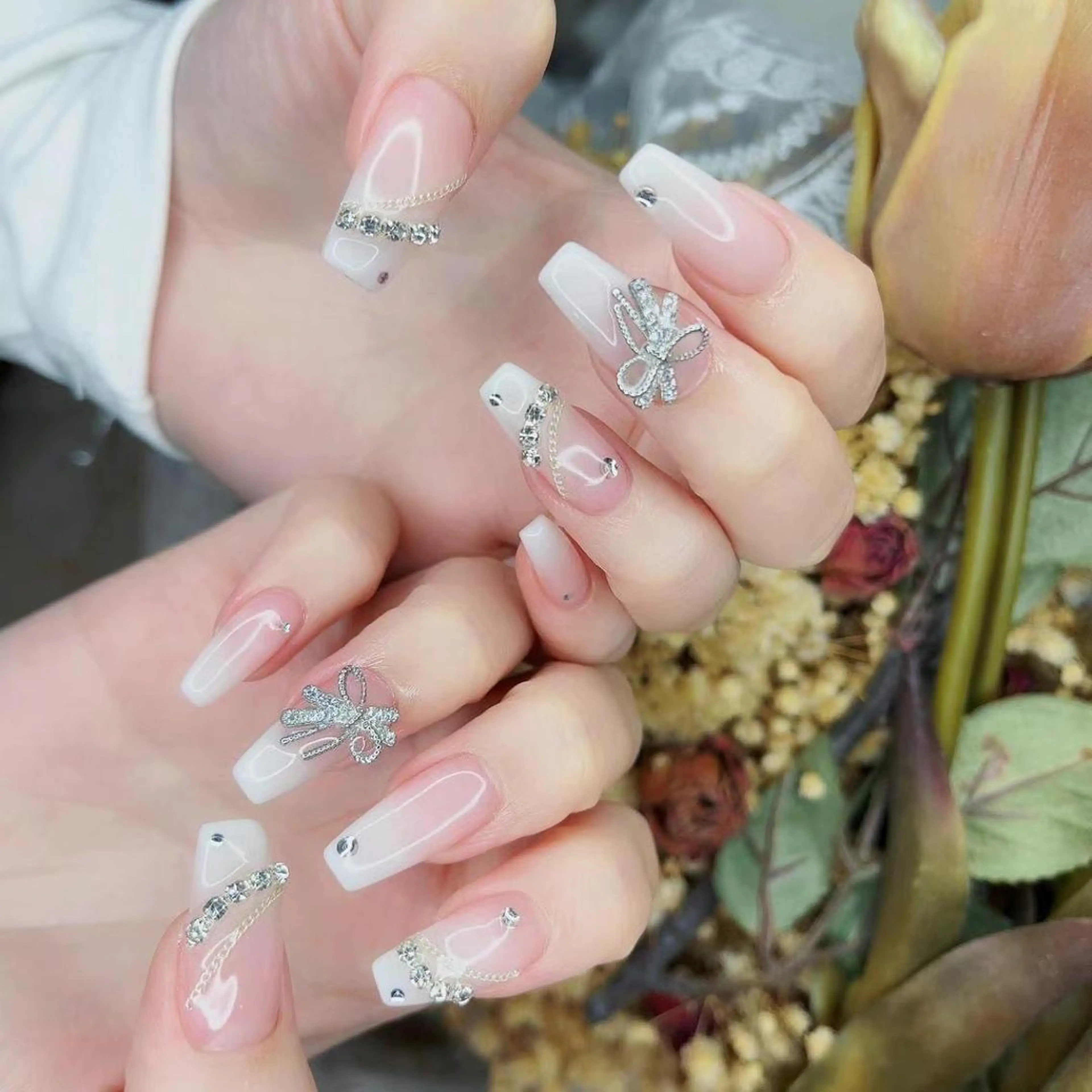 ネイル シルバー ホワイト Babarla Nailのネイルデザイン