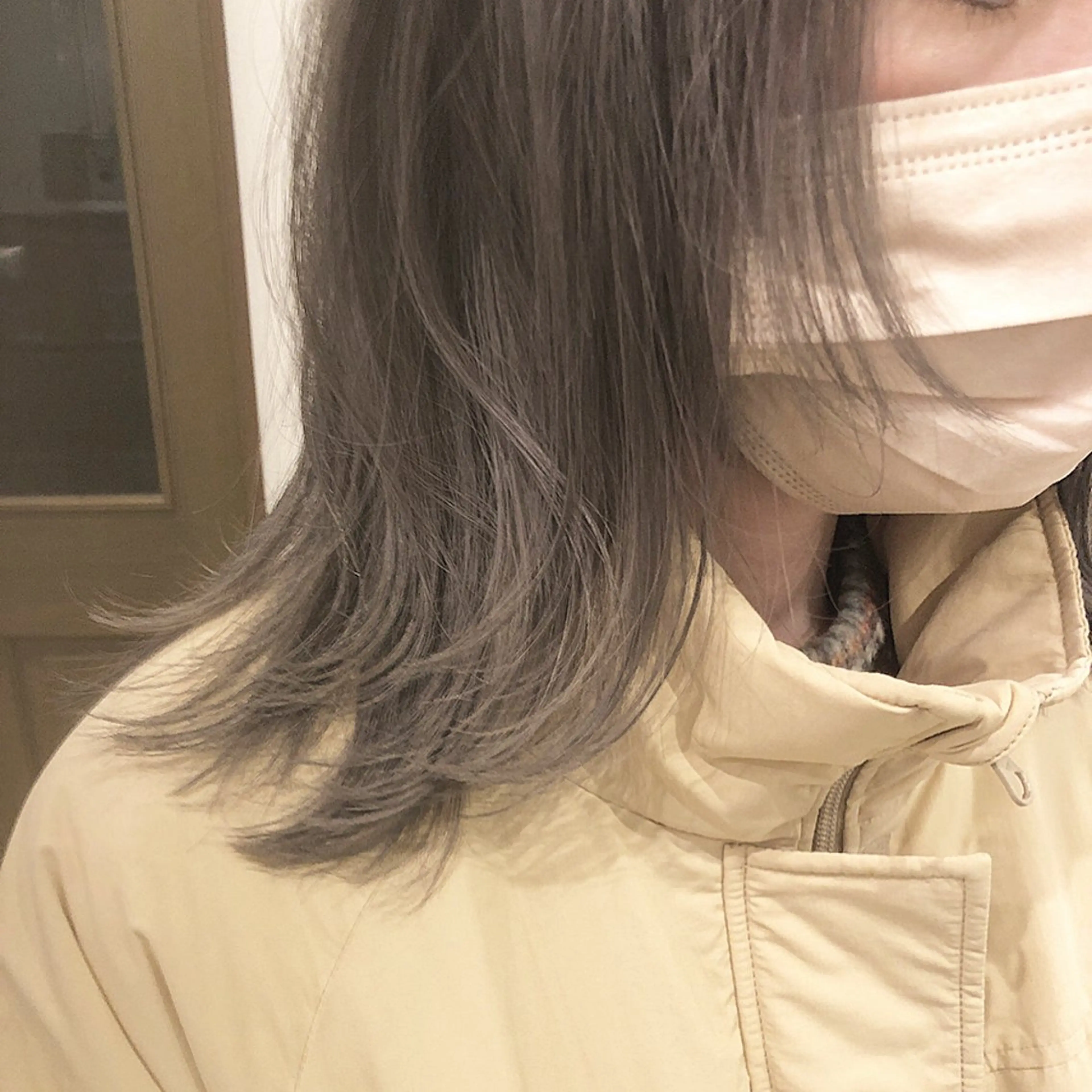ミディアム カラー パーマ ヘアアレンジ ダブルカラー グレージュ ハイライトカラー ミルクティーグレージュ 顔まわりレイヤー カット ヘアカラー トリートメント 【ツヤ髪美容師】 ツダケイスケのヘアスタイル