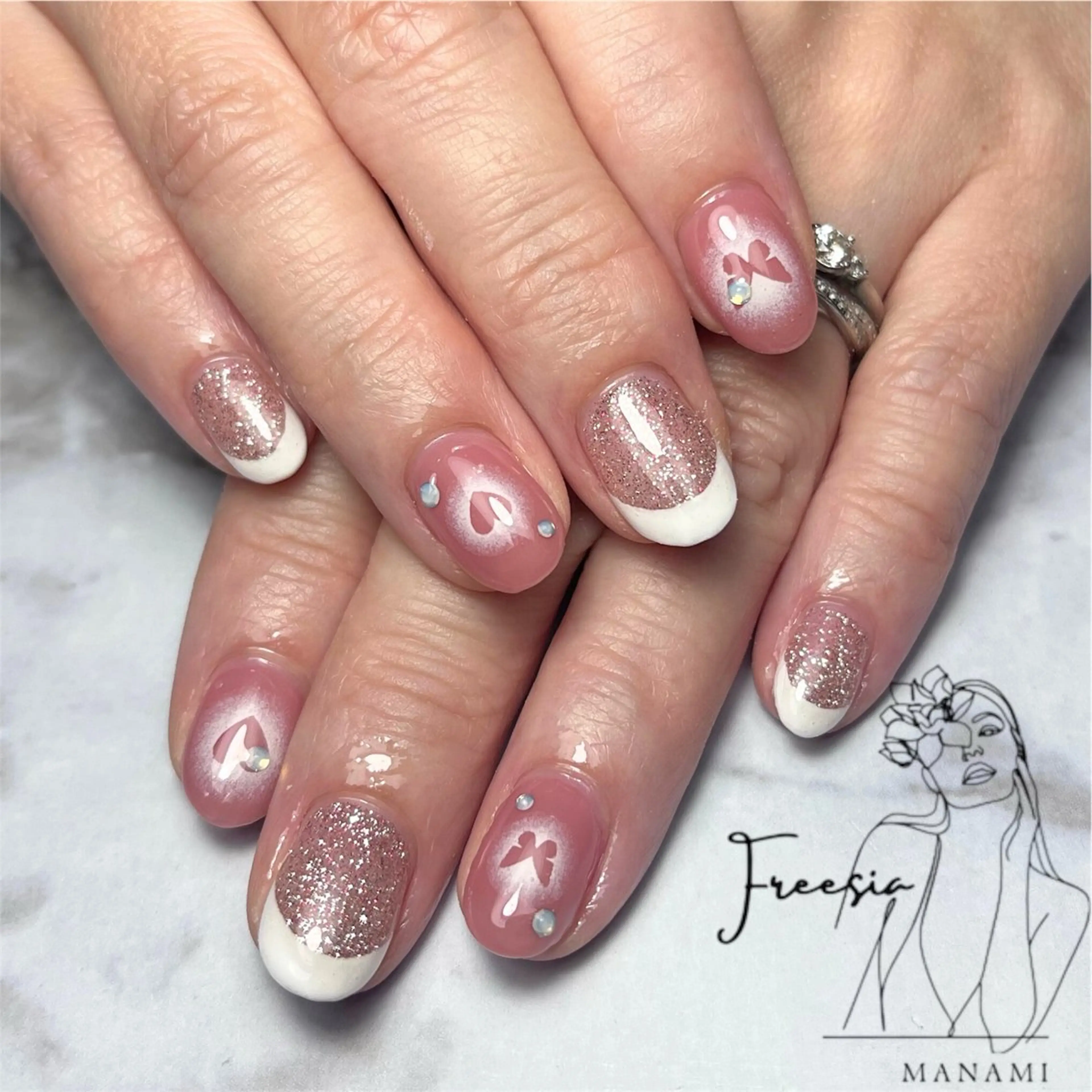 ネイル チークネイル フレンチネイル ハート ラメ(グリッター) ピンク ハンドネイル freesia Manamiのネイルデザイン