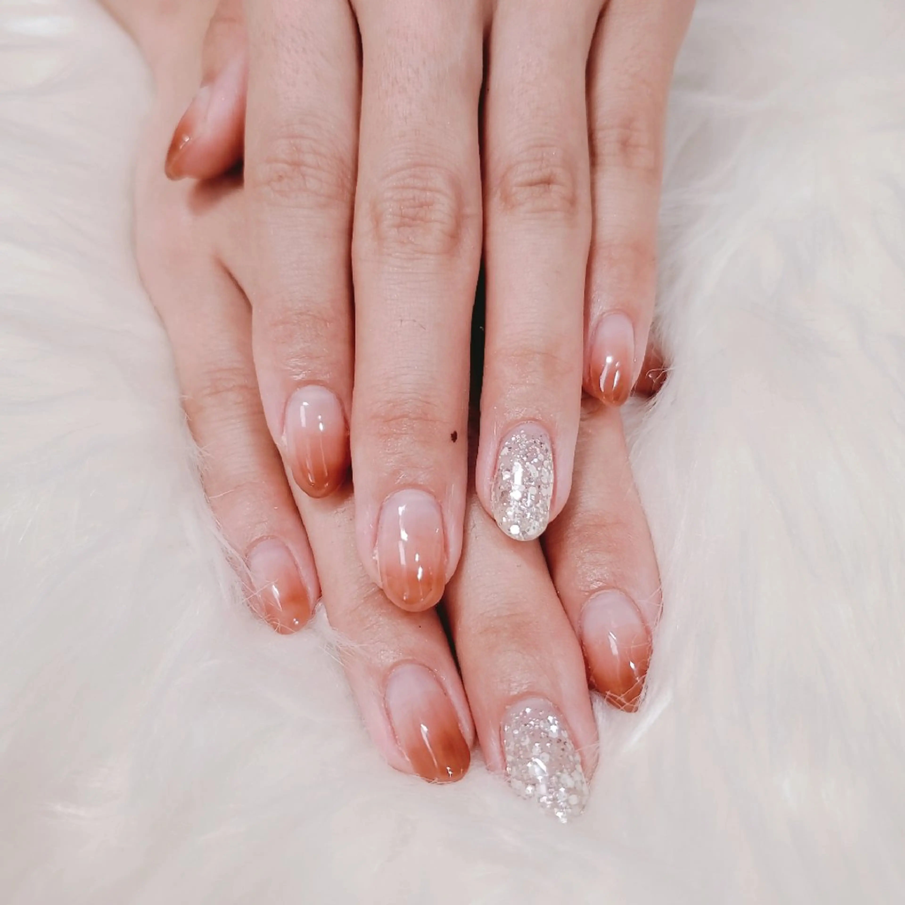 ネイル ブラウン グラデーション ラメ(グリッター) ハンドネイル ネイルサロンベルティ .ひとみのネイルデザイン