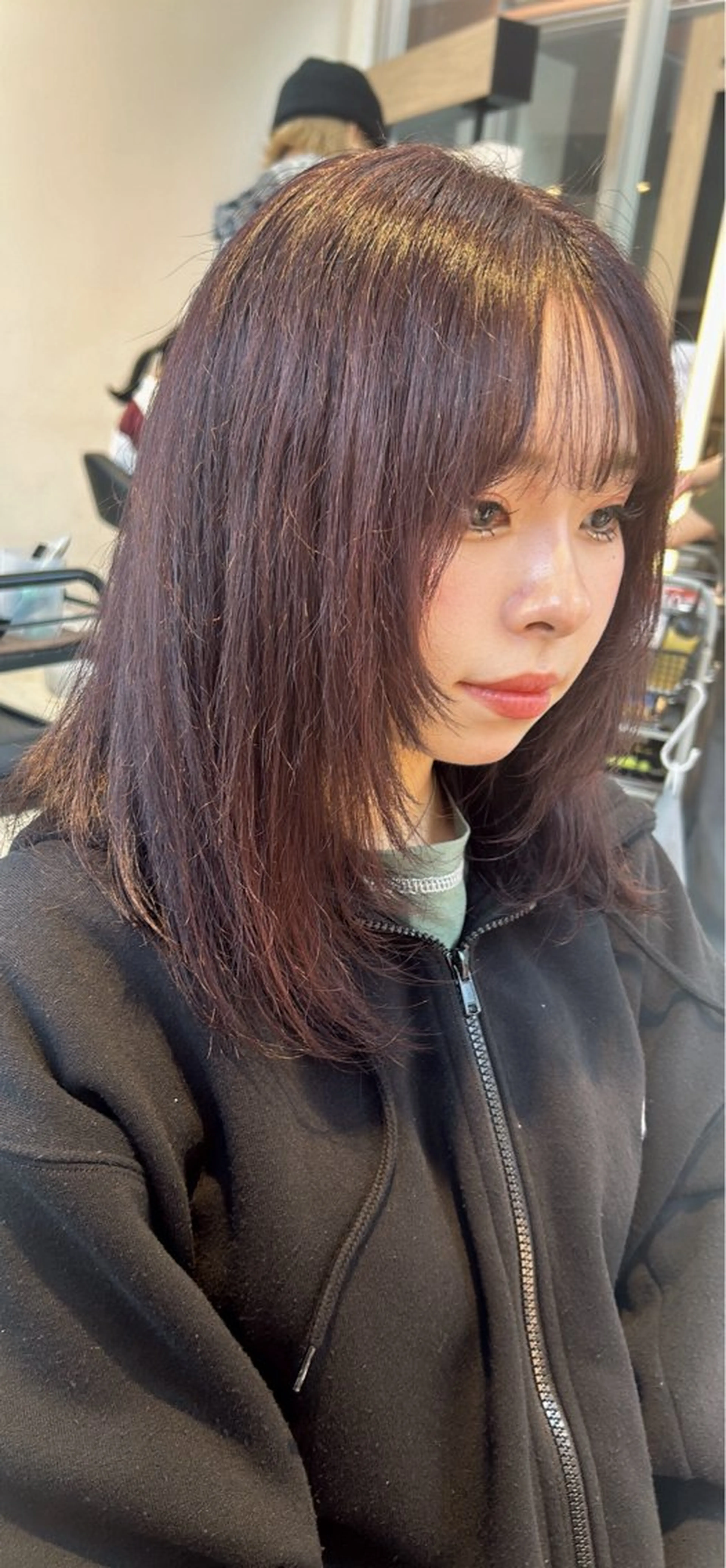 セミロング カラー カシス レッドカラー 韓国風ヘア レイヤーカット カット ヘアカラー トリートメント 有働由良／ハイトーン ／韓国メンズヘアのヘアスタイル