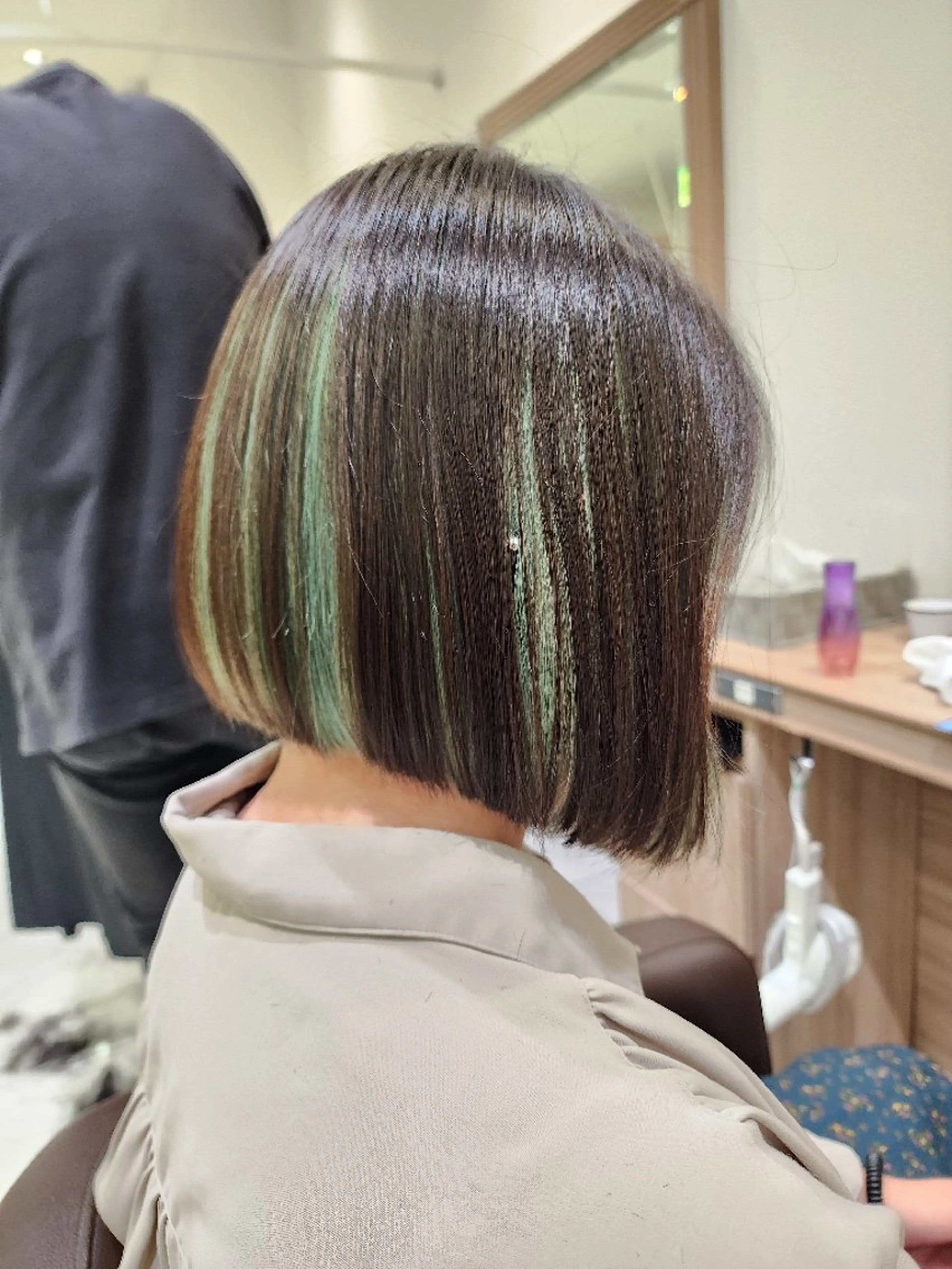 ショート カラー 前下がりボブ ブリーチ エメラルドグリーン インナーカラー ボブ 中村 和貴のヘアスタイル