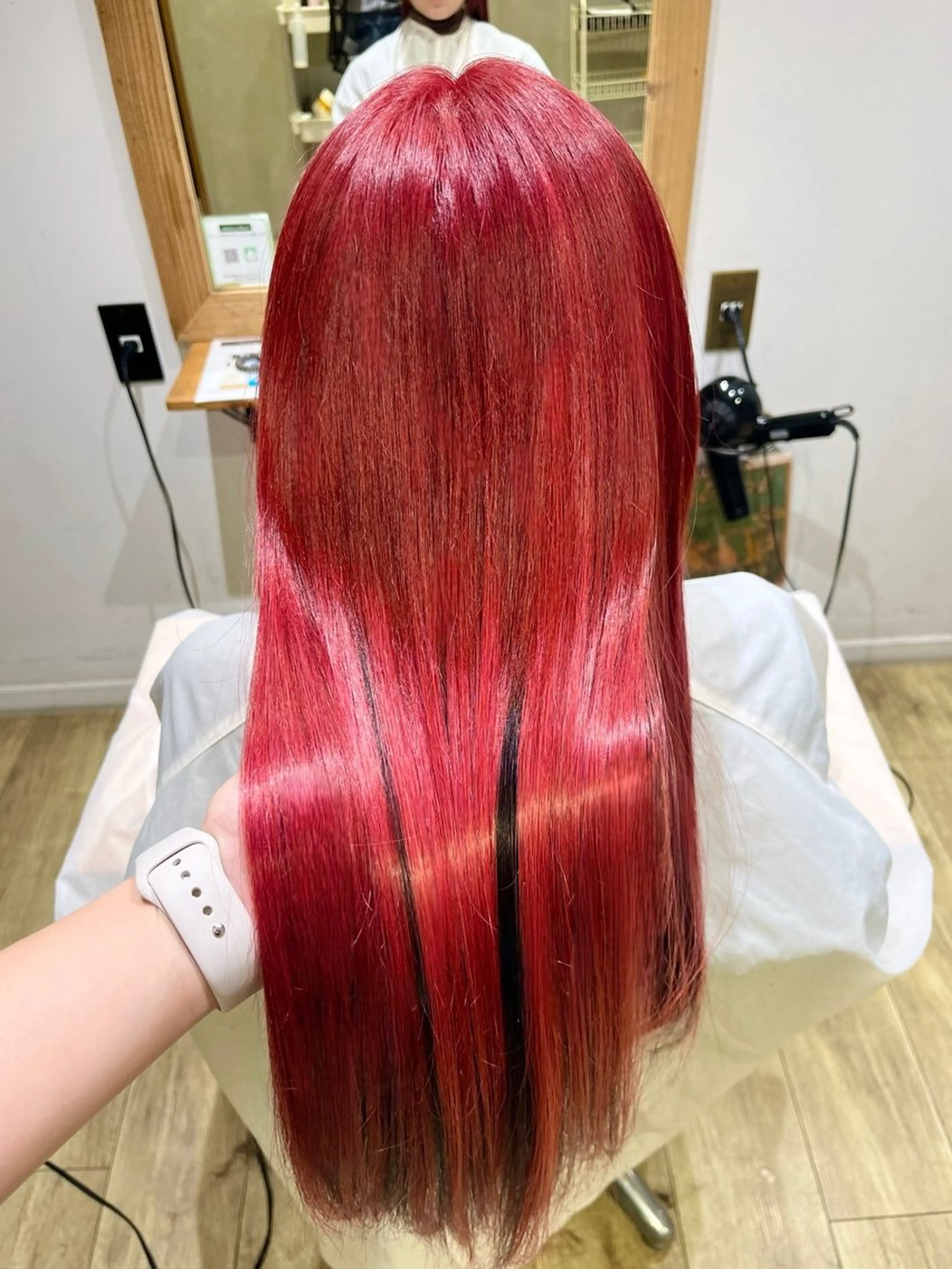 ロング カラー ブリーチ ダブルカラー ハイトーンカラー レッドカラー エクステ ヘアカラー エクステ ブロンドブリーチ カラーシールエクステのヘアスタイル