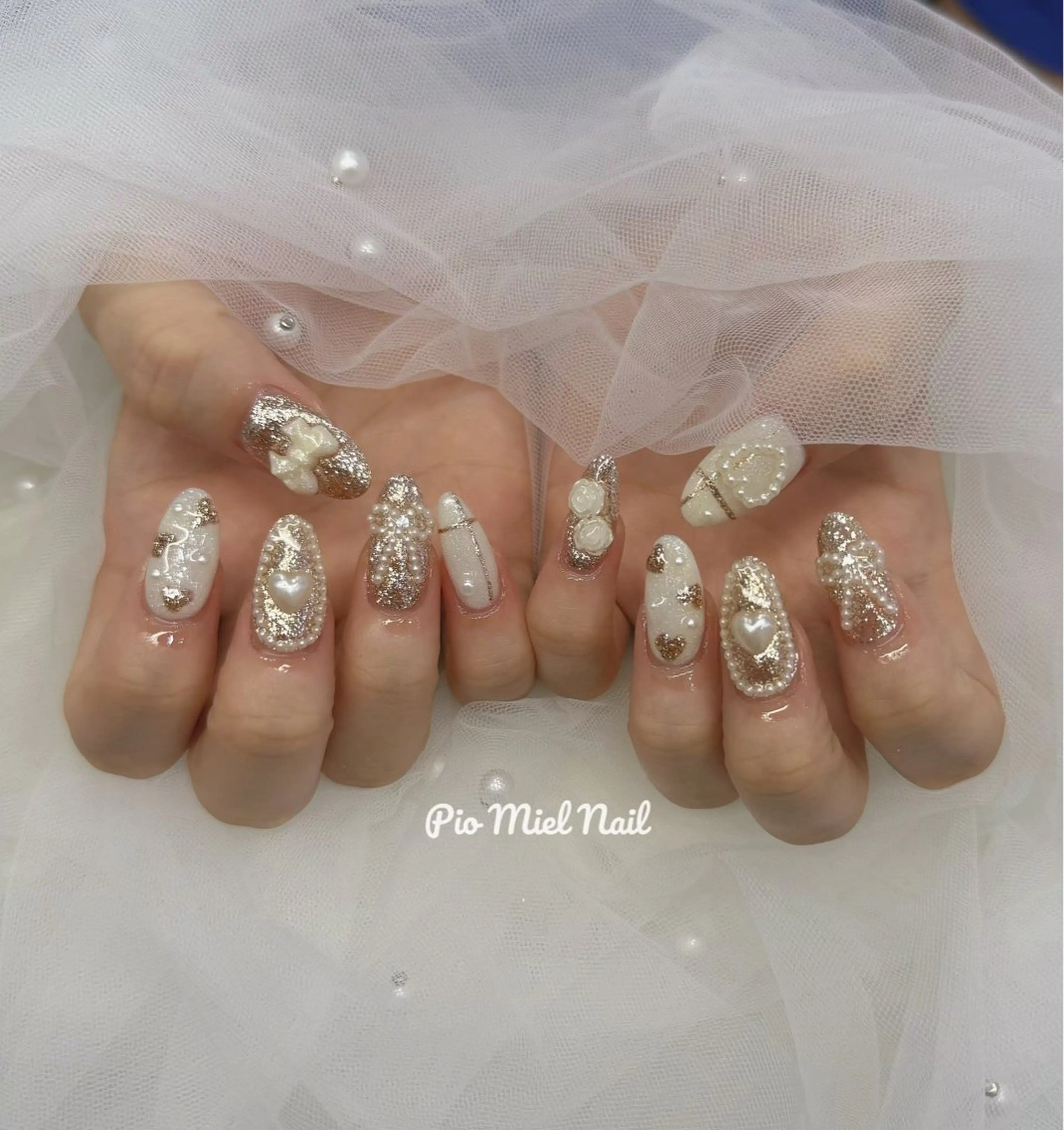 ネイル フラワーネイル ゴールド ハート ラメ(グリッター) ロングネイル ハンドネイル momo 長さだしのネイルデザイン