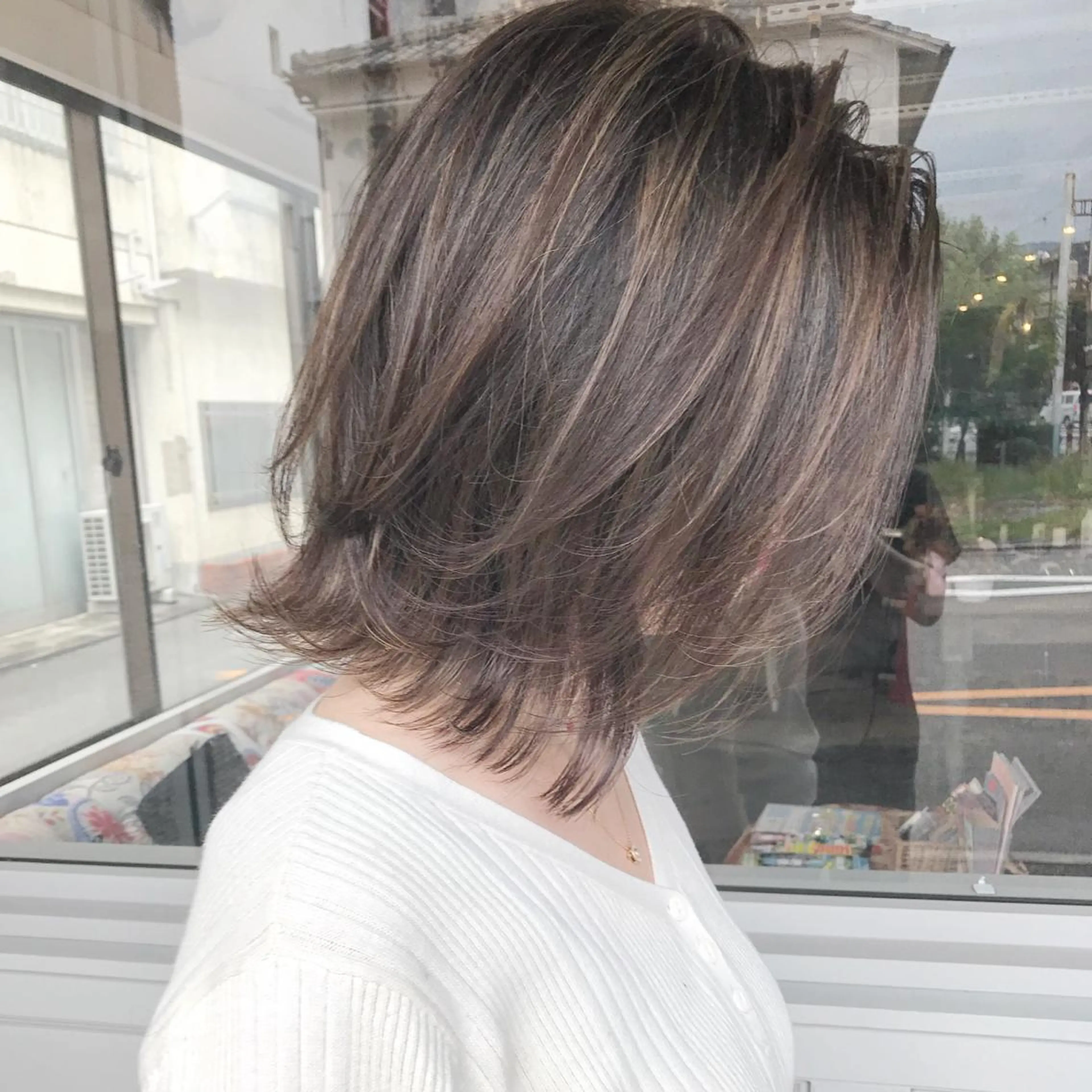ミディアム カラー ヘアアレンジ お団子ヘア 切りっぱなしボブ バレイヤージュ ブリーチ グラデーションカラー Mariana/ 鶴原-ハイライトのヘアスタイル