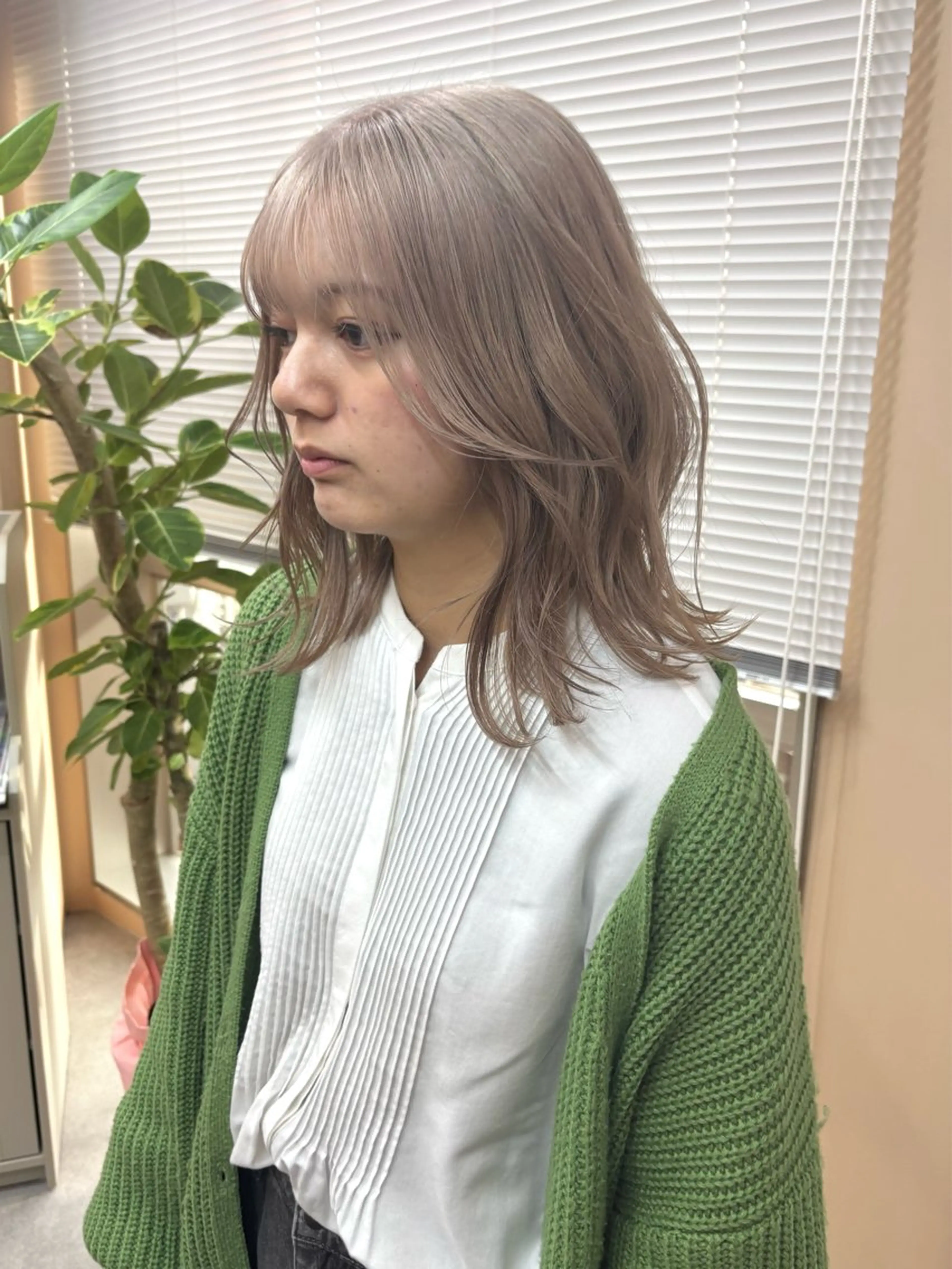 セミロング カラー ベージュカラー ミルクティーベージュ ヘアカラー lani hair salon所属・SHOTO ハイトー ン/デザインカラーのヘアスタイル