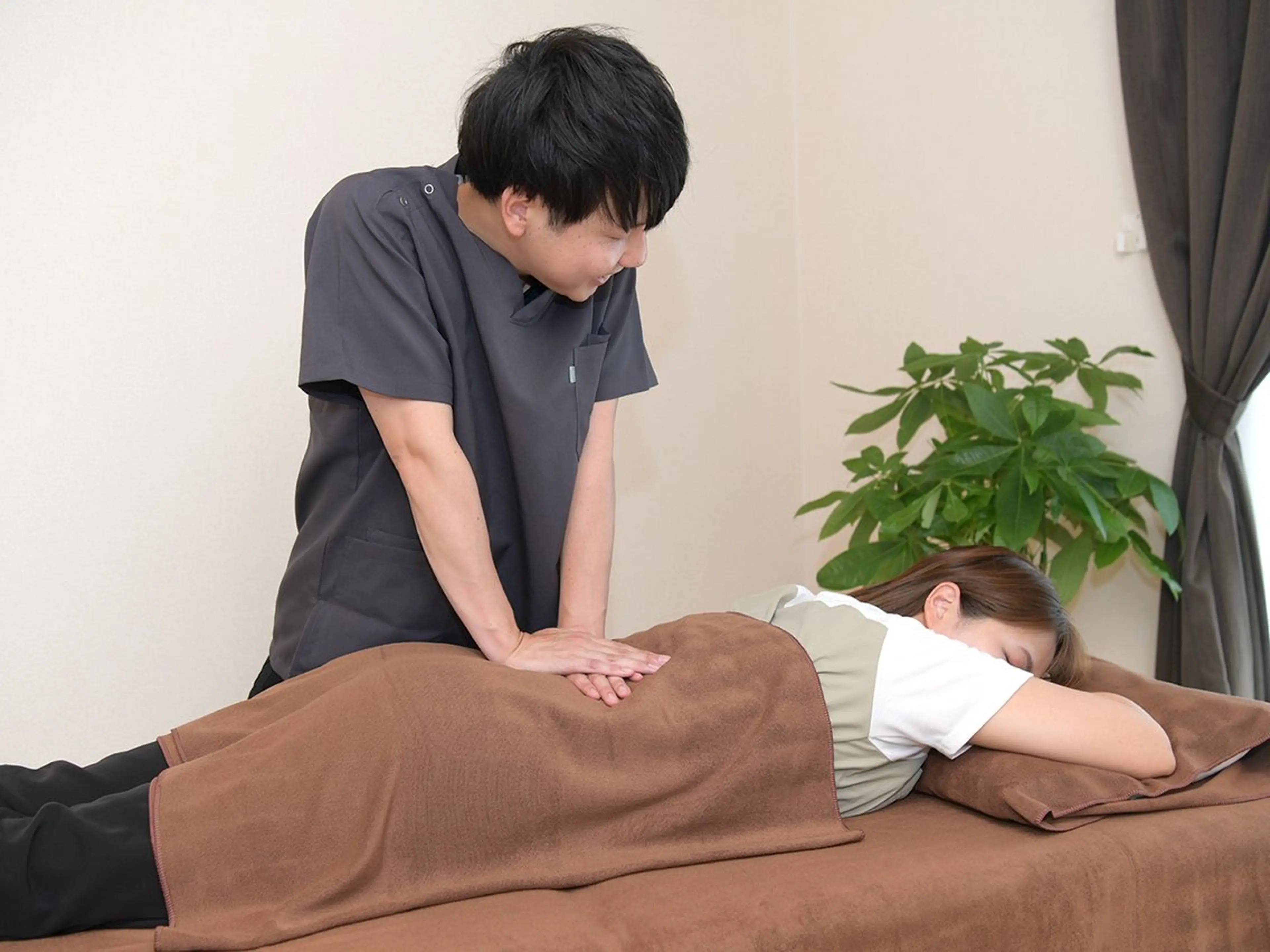 【顔出し無：撮影モニター】腰痛で仕事が限界のあなたへの写真