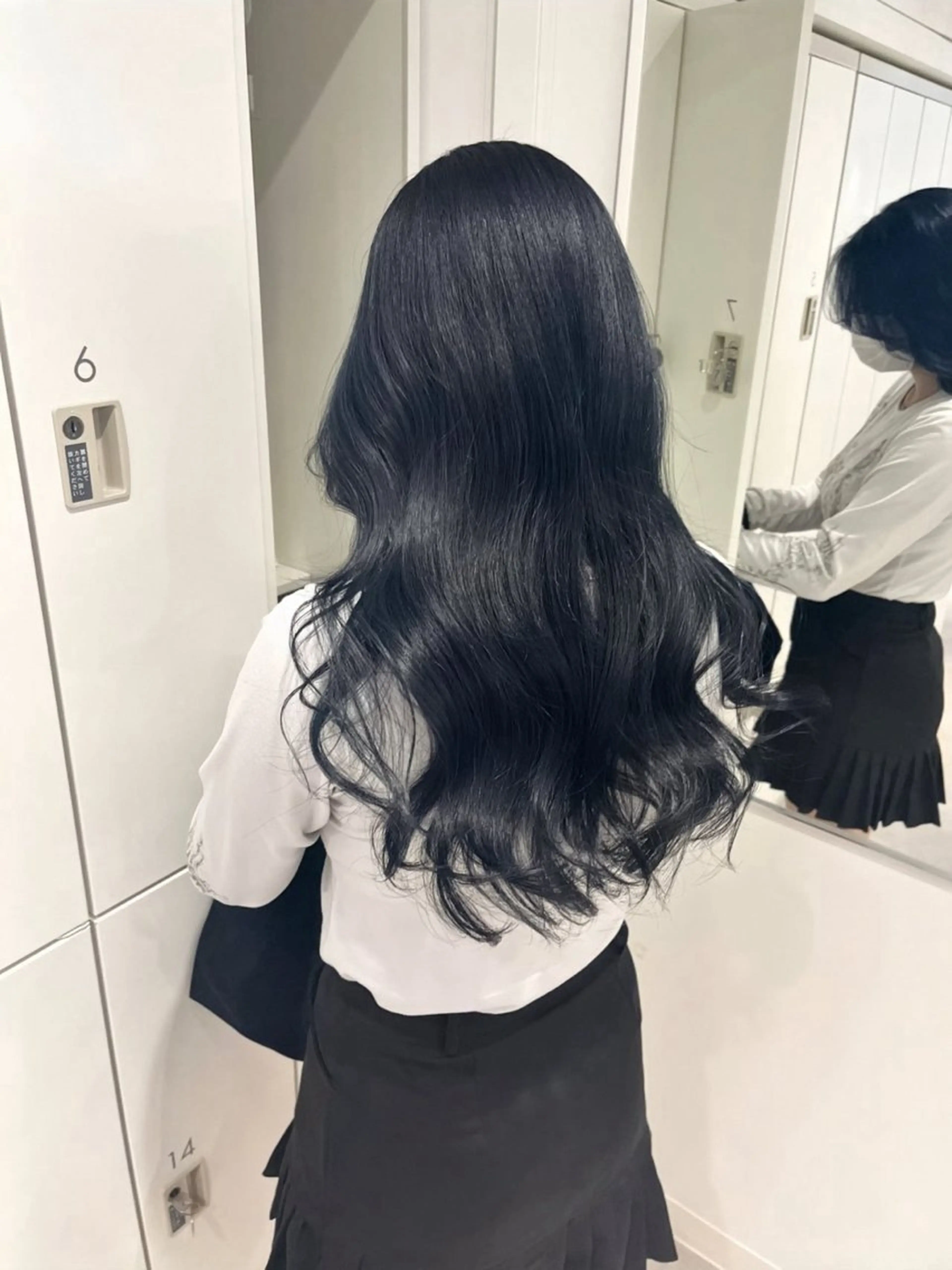 ロング カラー 黒髪 ブリーチ ブルーカラー ブルーブラック ケアブリーチ カット ヘアカラー トリートメント 韓国レイヤー/新宿/ 髪質改善/岡崎のヘアスタイル
