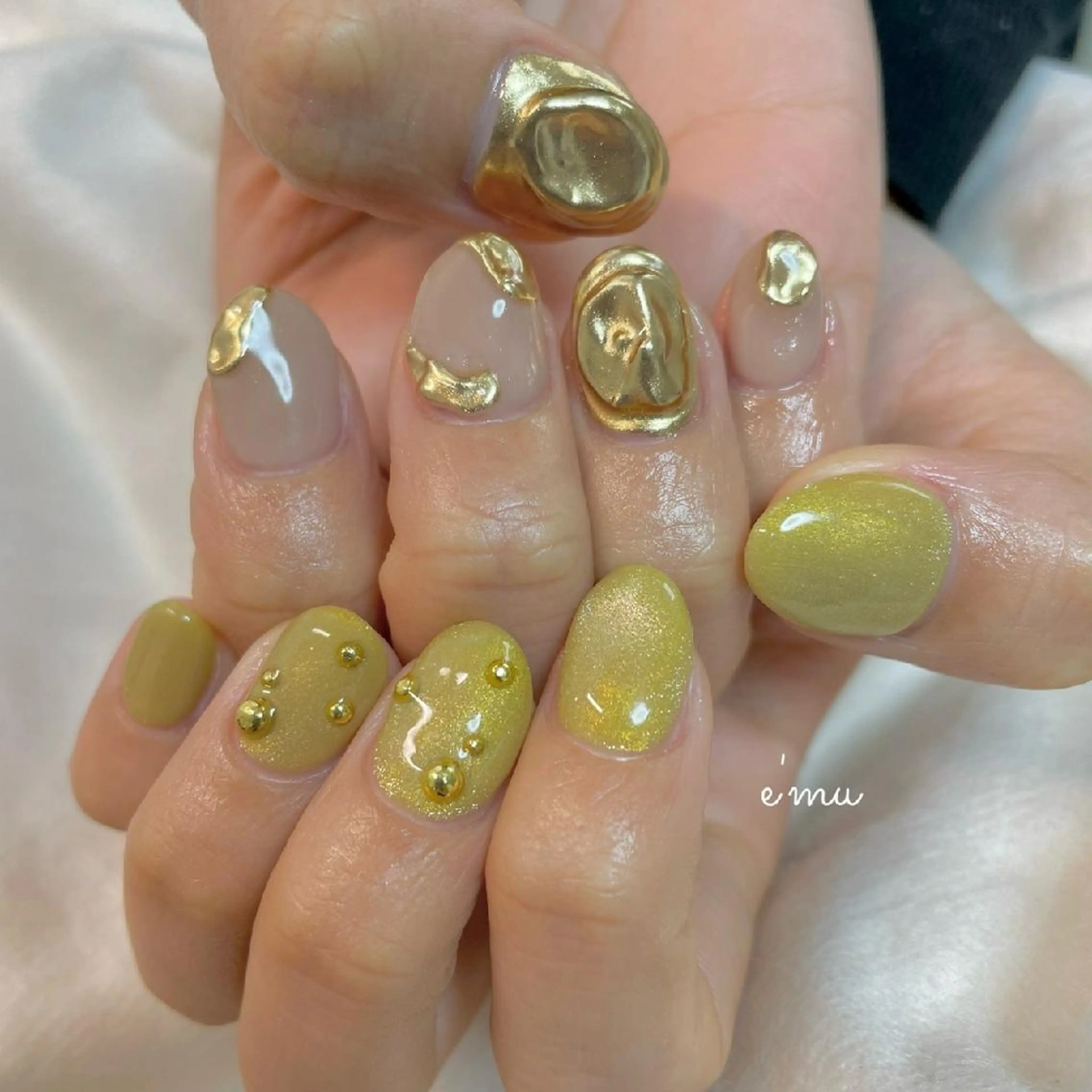 ネイル ゴールド グリーン ニュアンスネイル nail salon e'mu💐のネイルデザイン