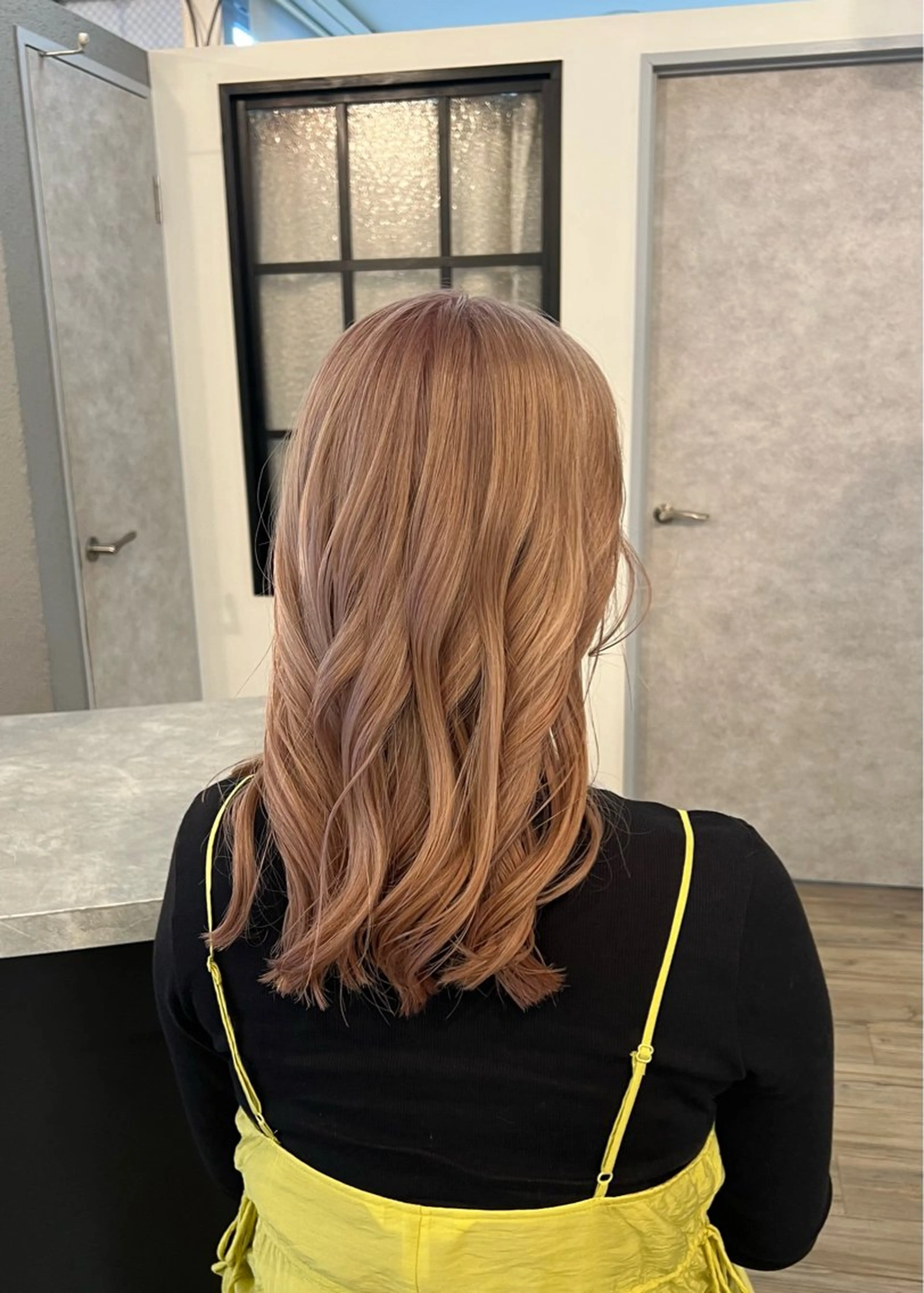 ミディアム カラー ベージュカラー ブリーチ ミルクティーベージュ ヘアカラー トリートメント 似合わせカット💙 いぐち しょうた💙のヘアスタイル