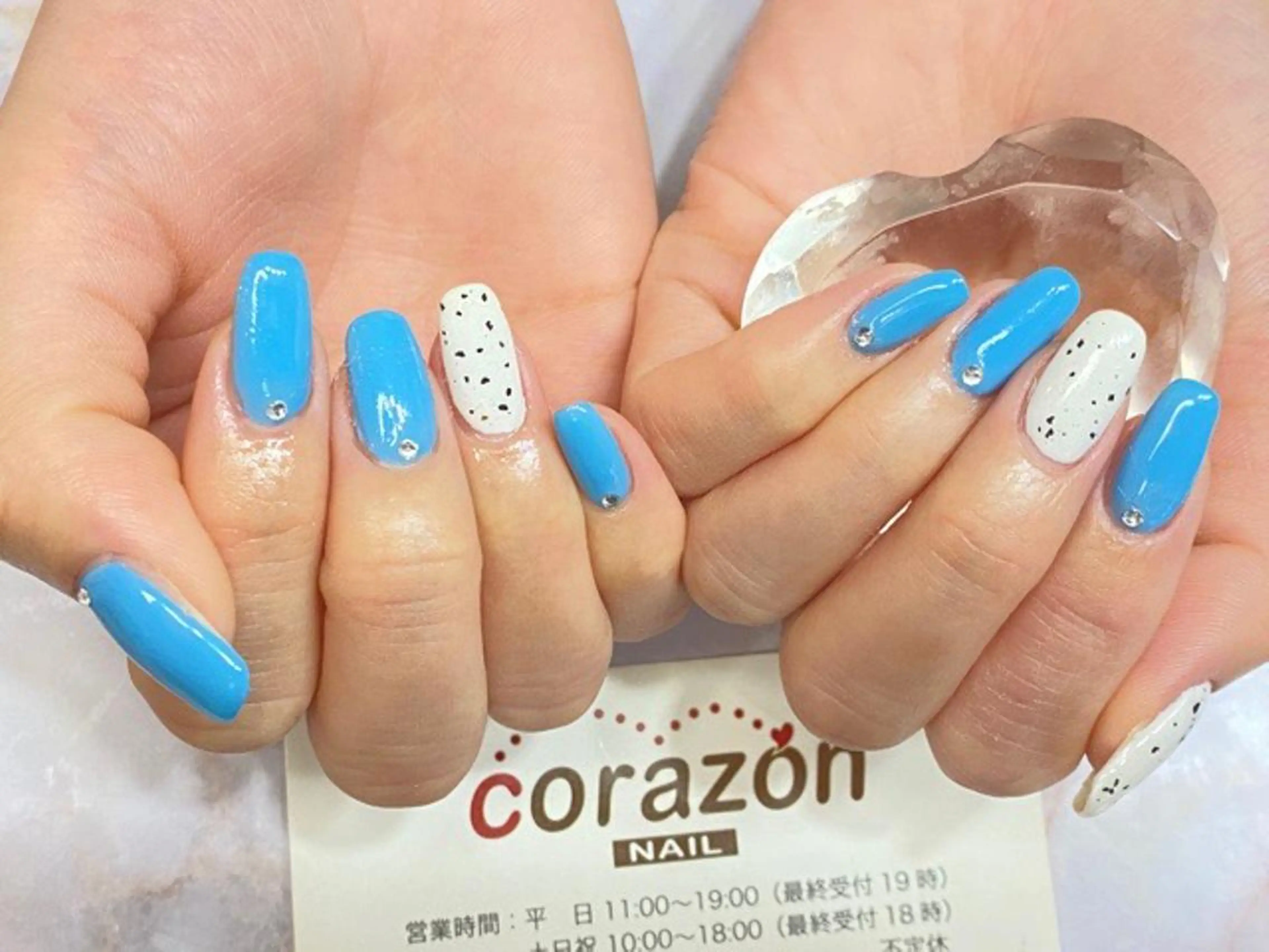 ネイル 水色 ストーンネイル ホワイト corazon所属・ネイリスト aicoのネイルデザイン