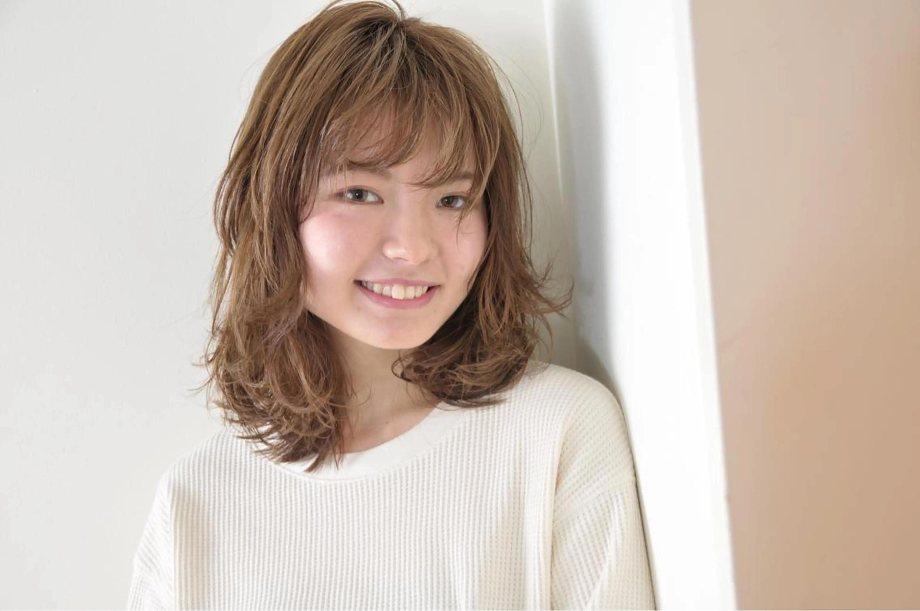 ミディアム パーマ 似合わせカット カット ヘアカラー トリートメント Neolive caffのヘアスタイル