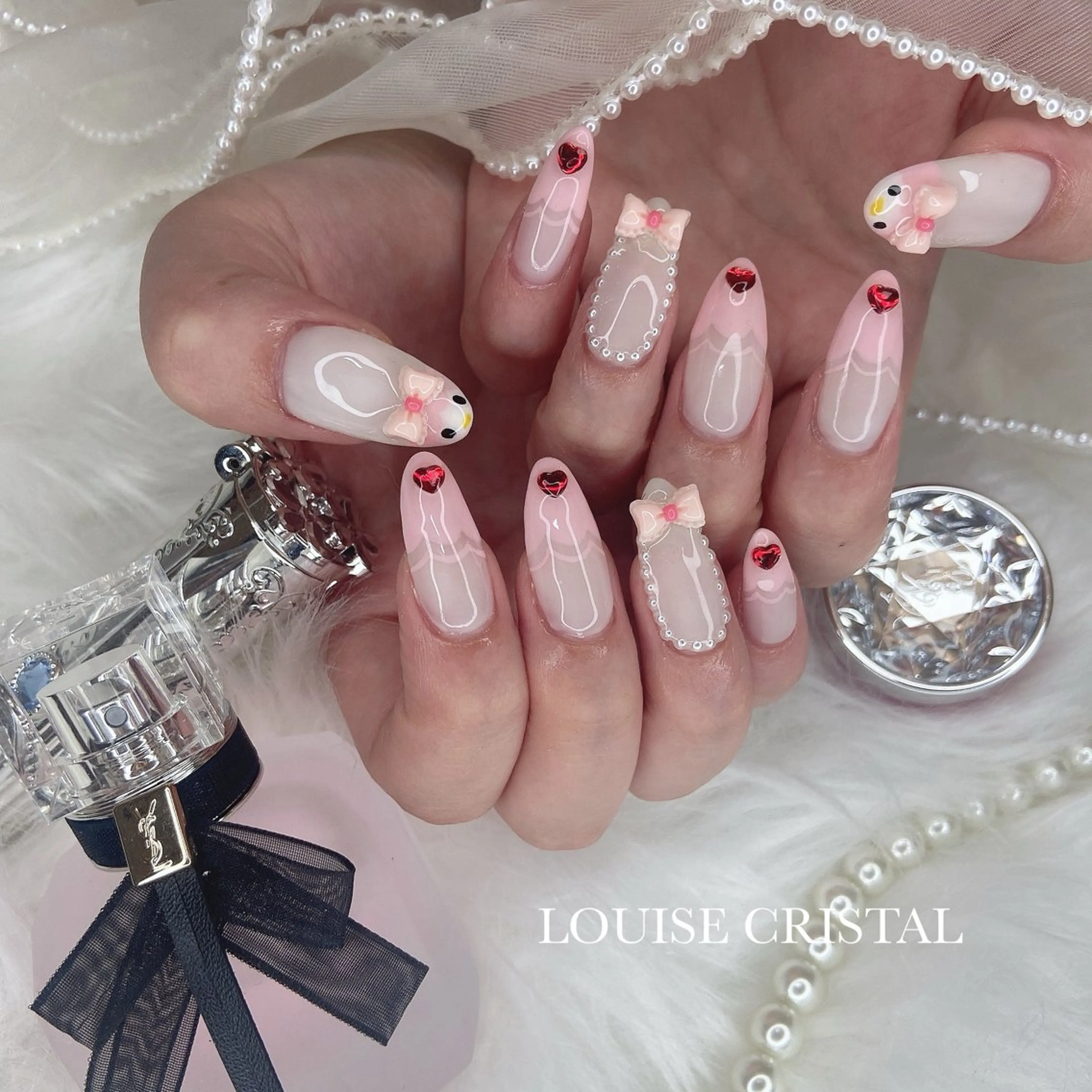 ネイル ハンドネイル LOUISE CRYSTALのネイルデザイン